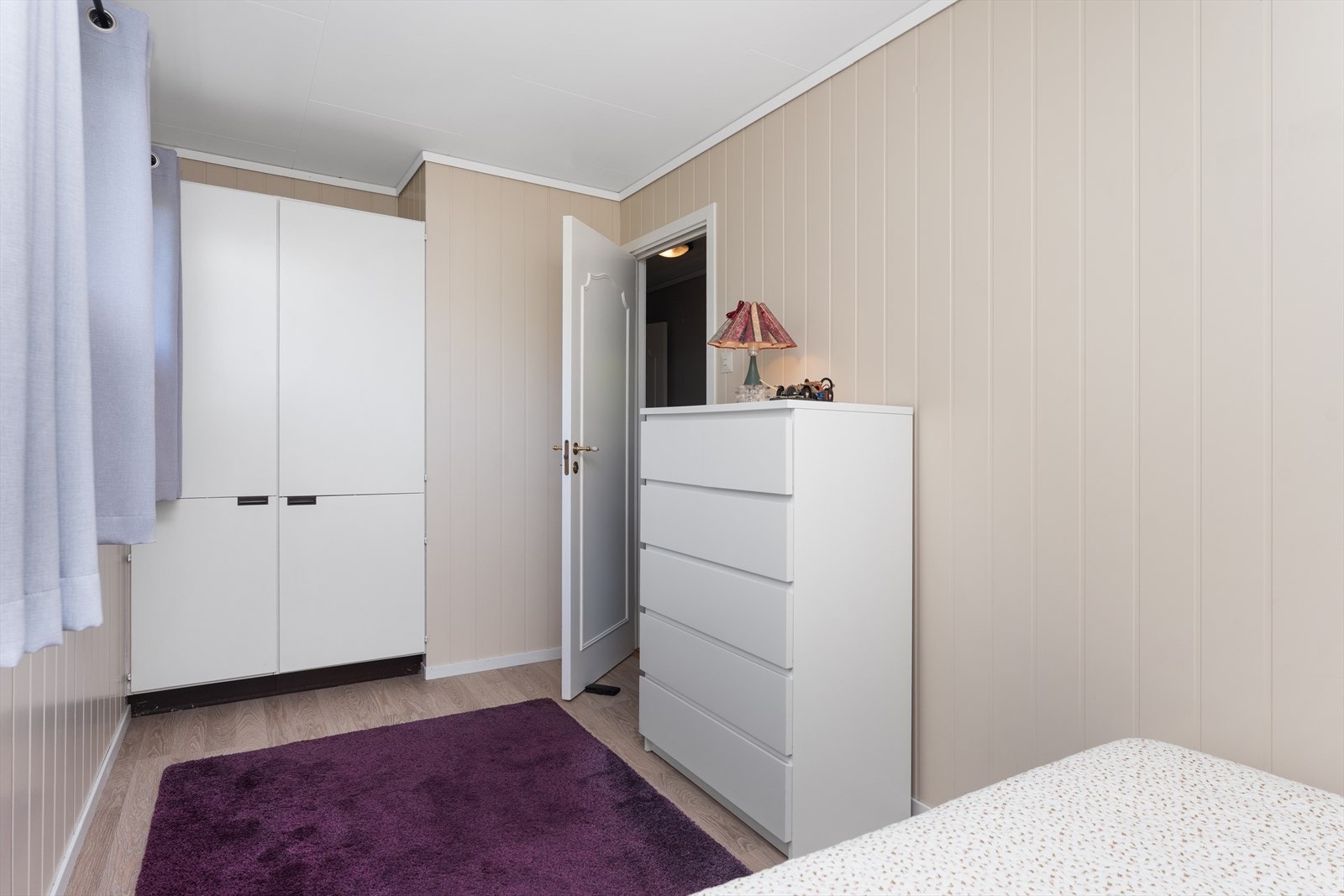 Soverom med plass til seng og oppbevaringsmøbler. Galleribilde