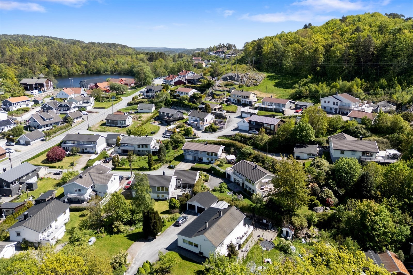 Frøysland er et populært boligområde med nærhet til både skoler, barnehager og turområder. Galleribilde