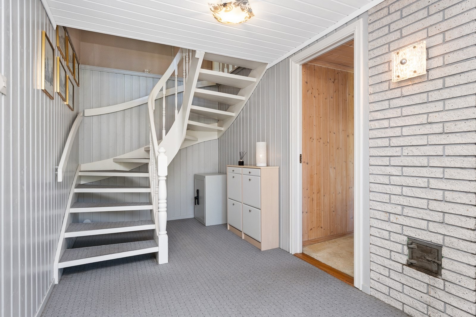 Gang med trapp som binder de to etasjene sammen. Galleribilde