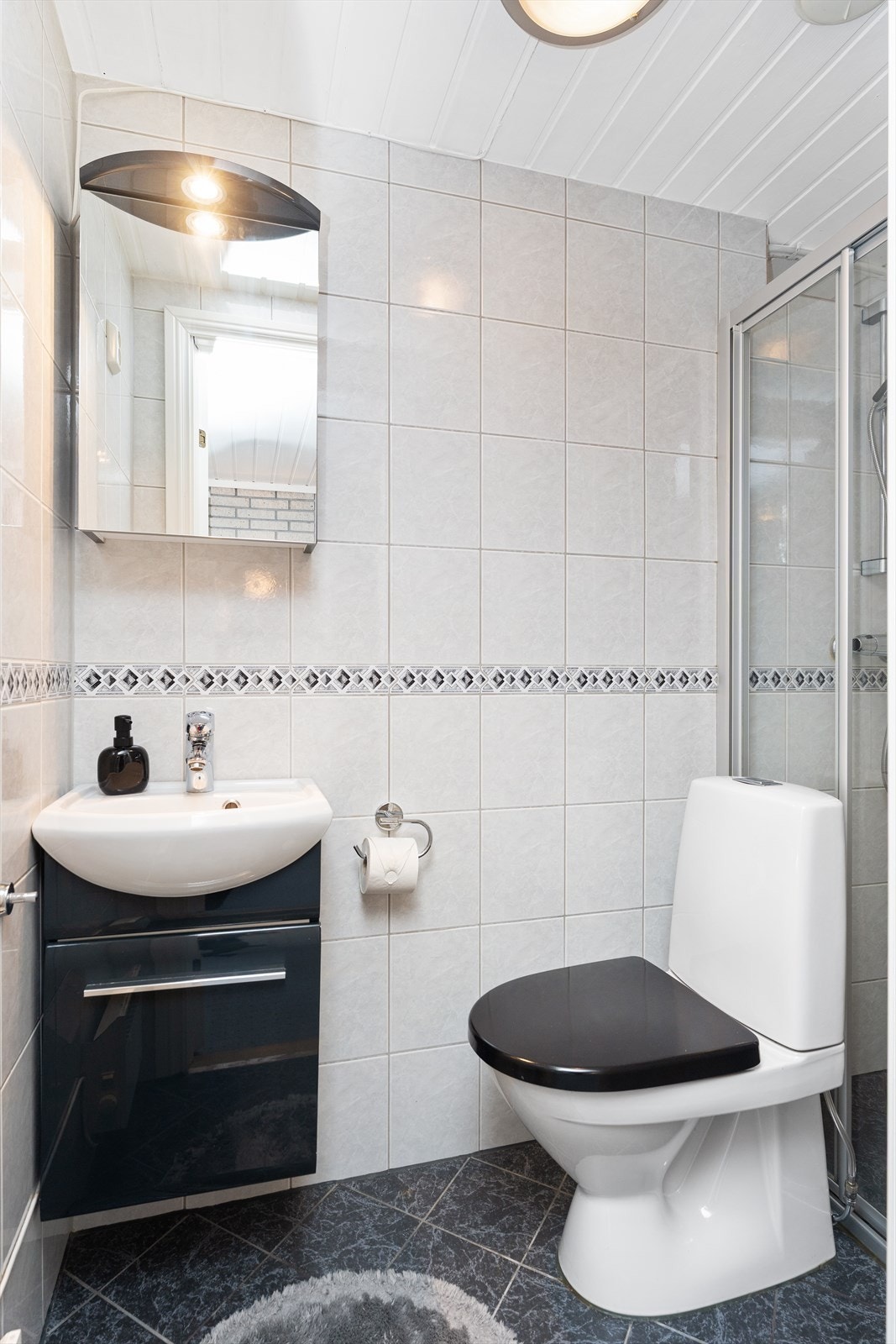 Badet i underetasjen ble pusset opp i 2015 med fliser på gulv og vegger, dusjhjørne og servantinnredning. Galleribilde