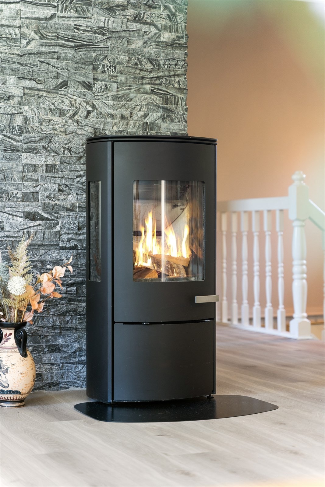 Vedovnen i stuen gir ekstra varme og hygge på kalde dager. Galleribilde