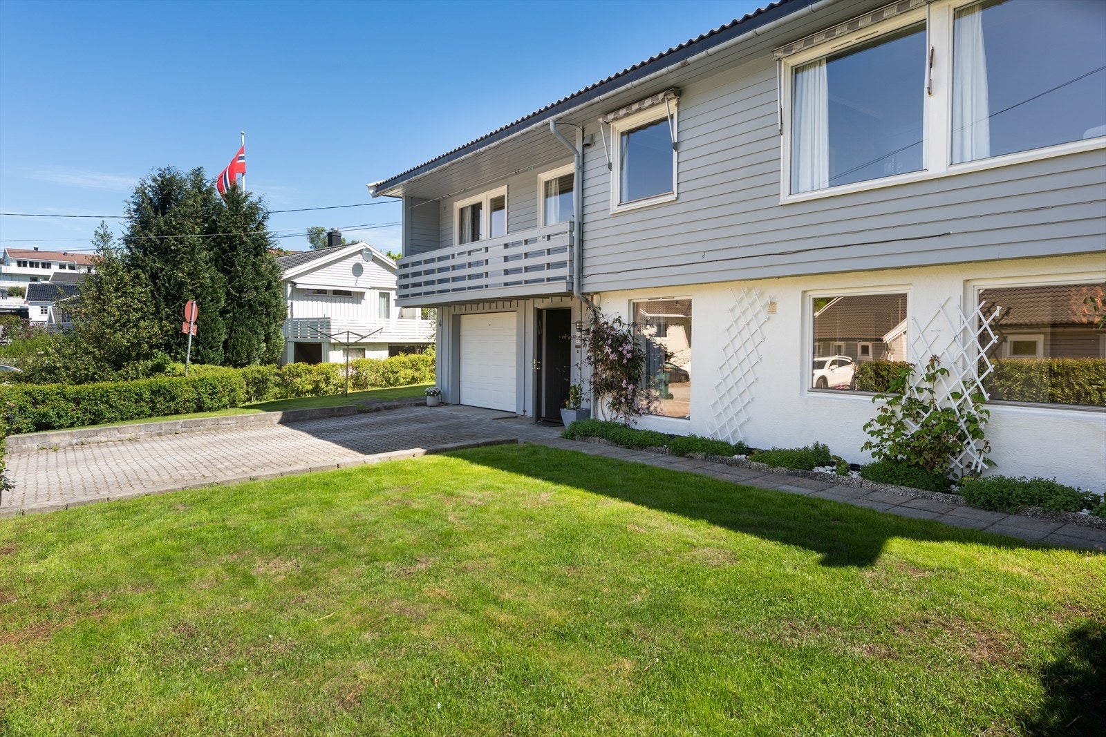 Huset ligger i et etablert og barnevennlig boligområde. Galleribilde