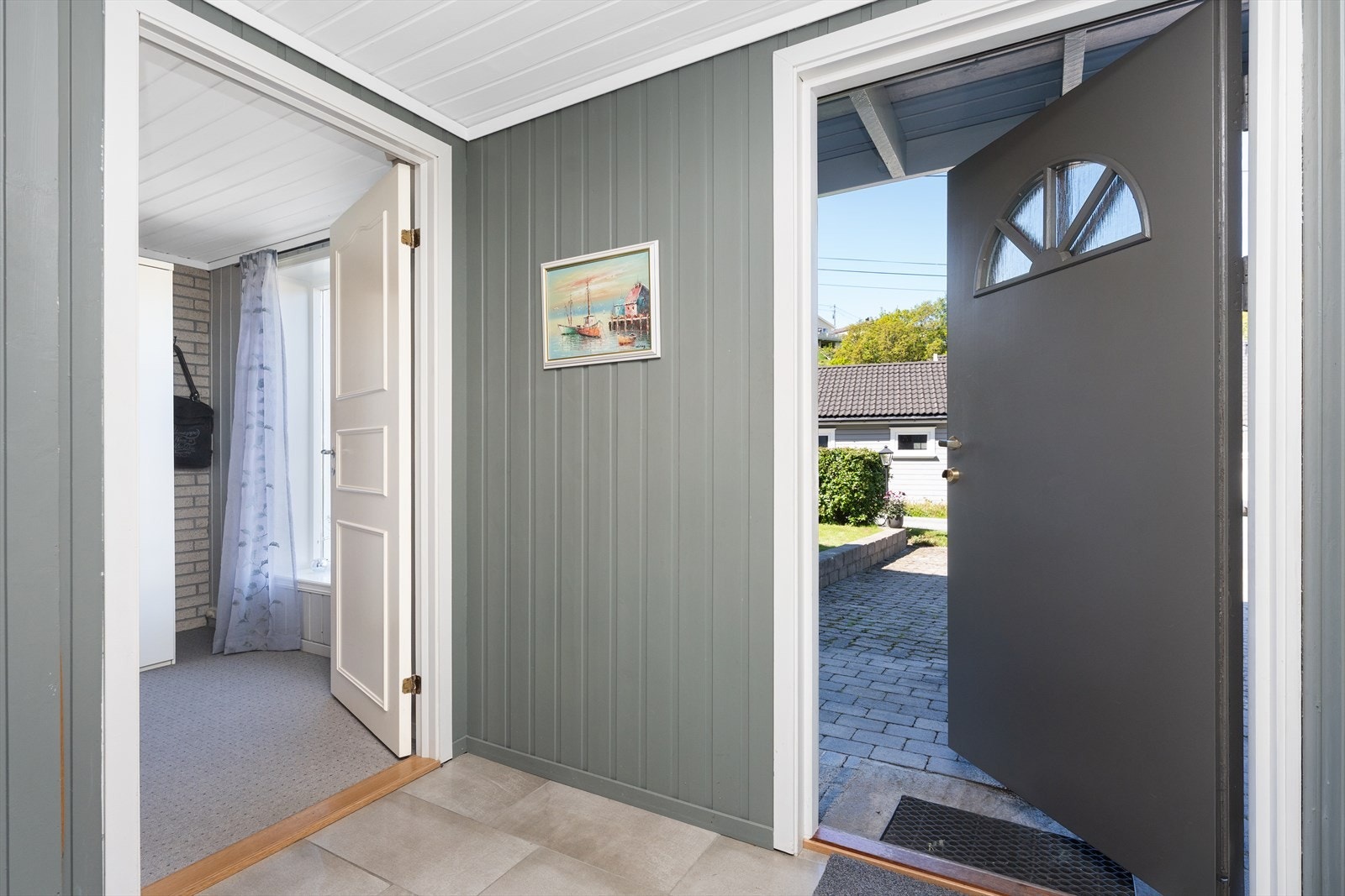 Inngangspartiet i underetasjen ønsker velkommen inn i boligen. Galleribilde
