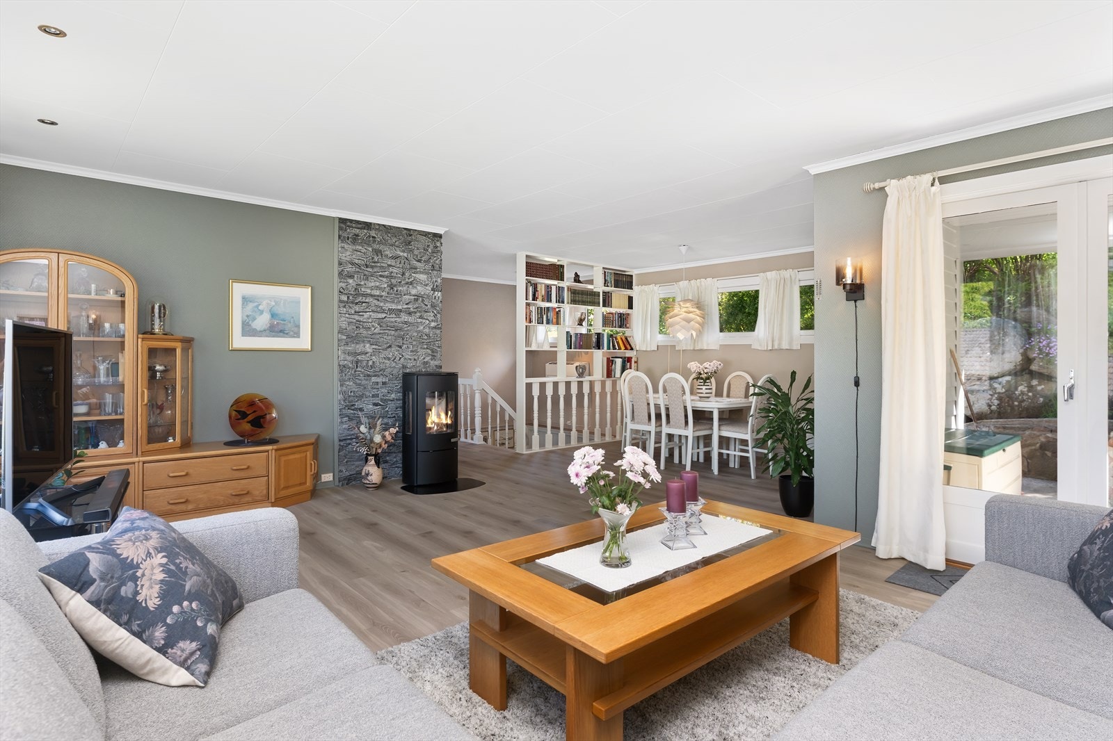 Stuen er et lyst og åpent rom med plass til både sofagruppe og spisebord. Galleribilde