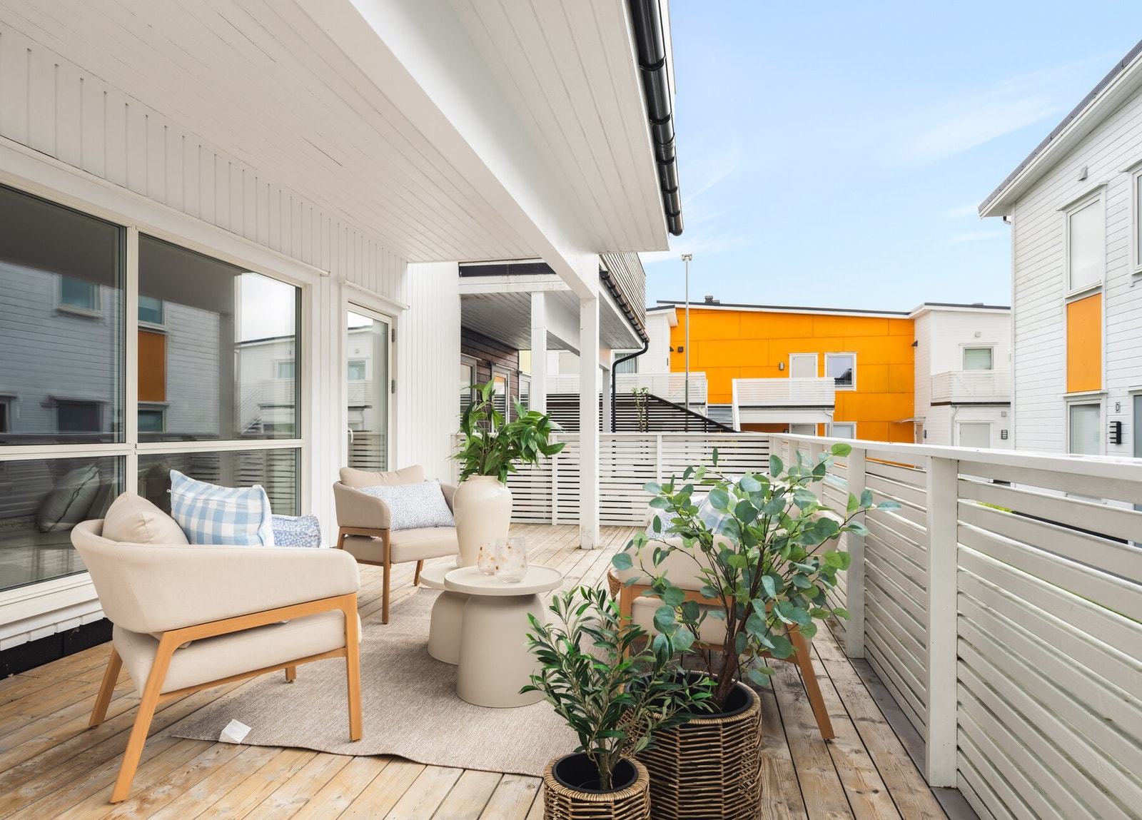 Leiligheten har en solrik terrasse med god plass. Galleribilde