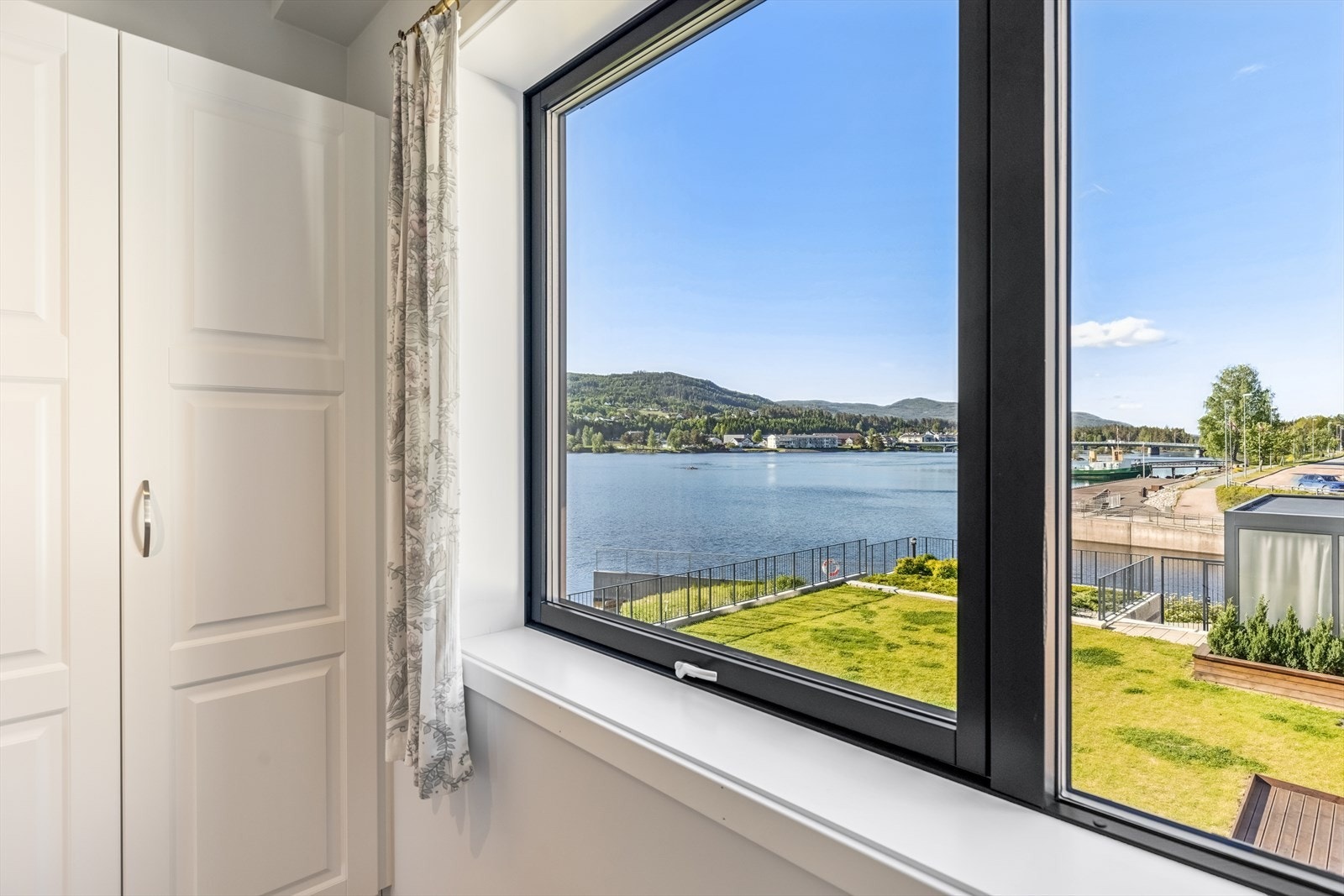Også fra soverommet er det utsikt mot fjorden og nærområdet. Galleribilde