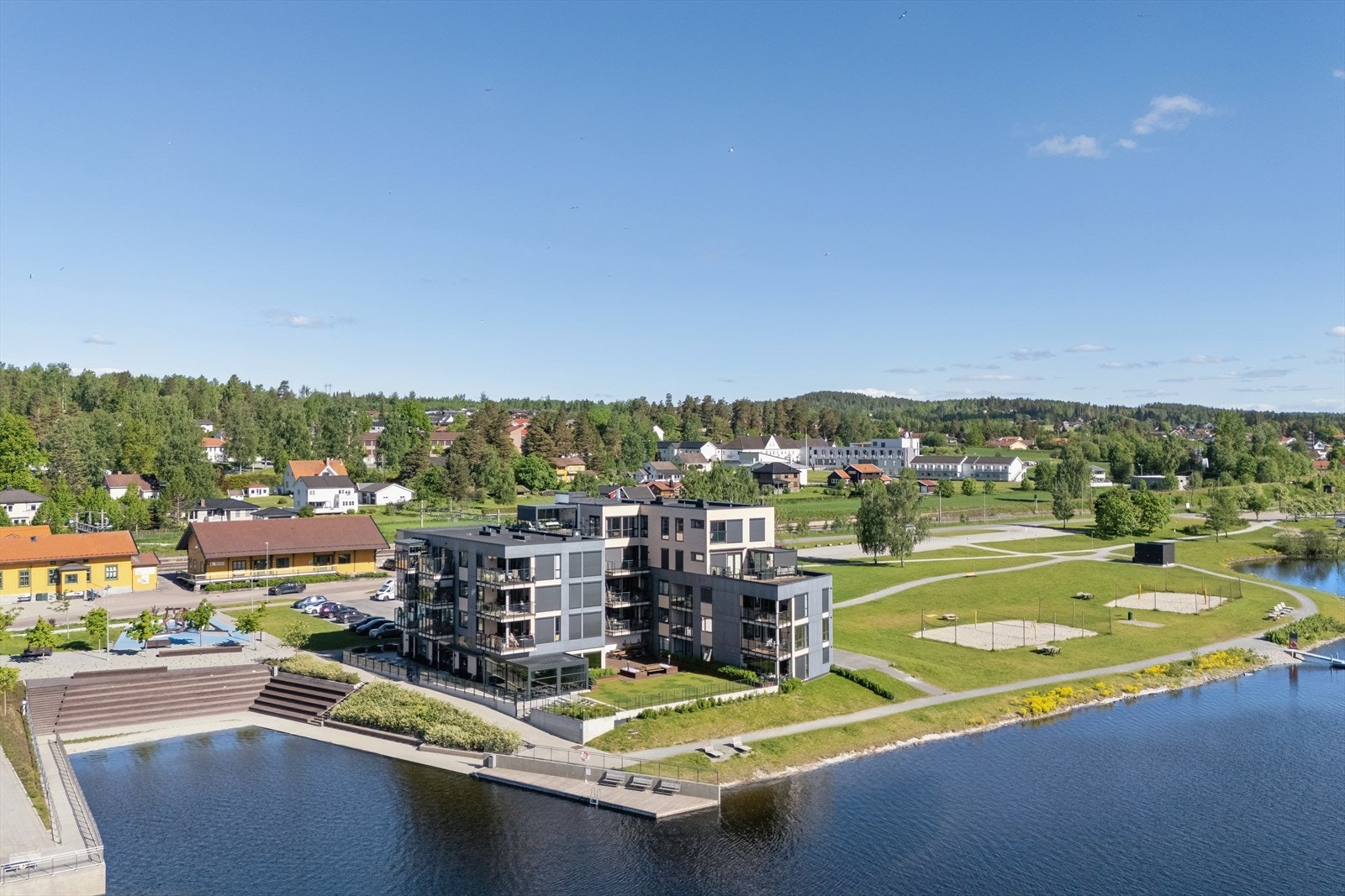 Dette er en nyere hjørneleilighet fra 2023 med spektakulær fjordutsikt. Galleribilde
