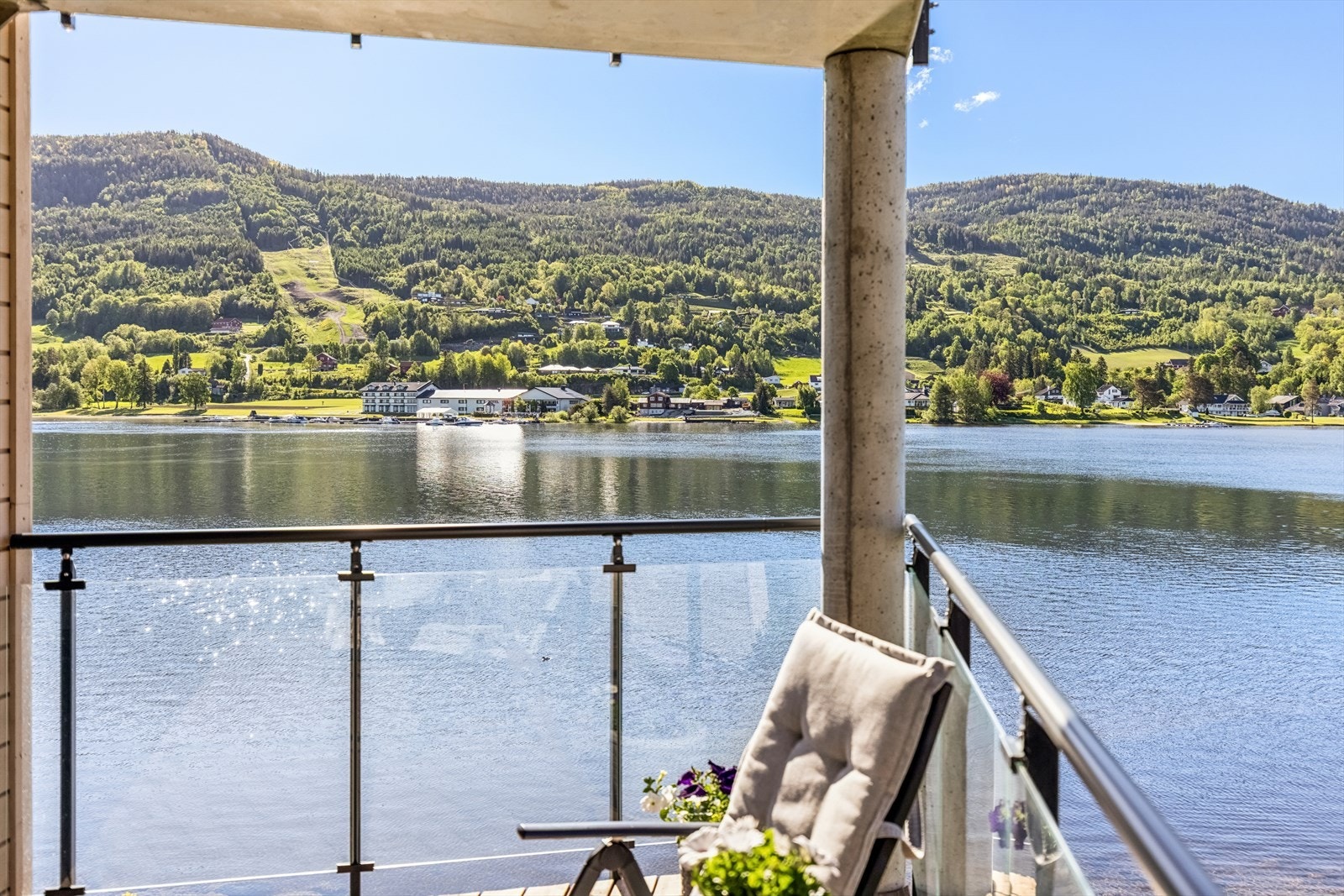 Utsikt mot Modum skisenter og Tyrifjord hotell på andre siden av fjorden. Galleribilde
