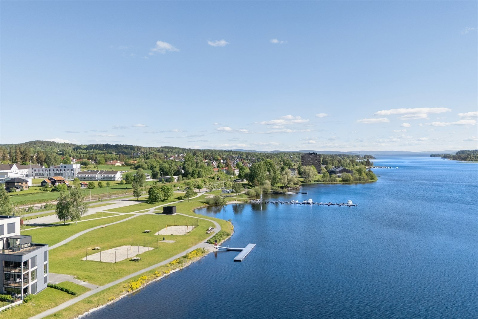 Rett utenfor døren ligger turstier langs fjorden og parkområde med sandvolleyballbaner. Galleribilde