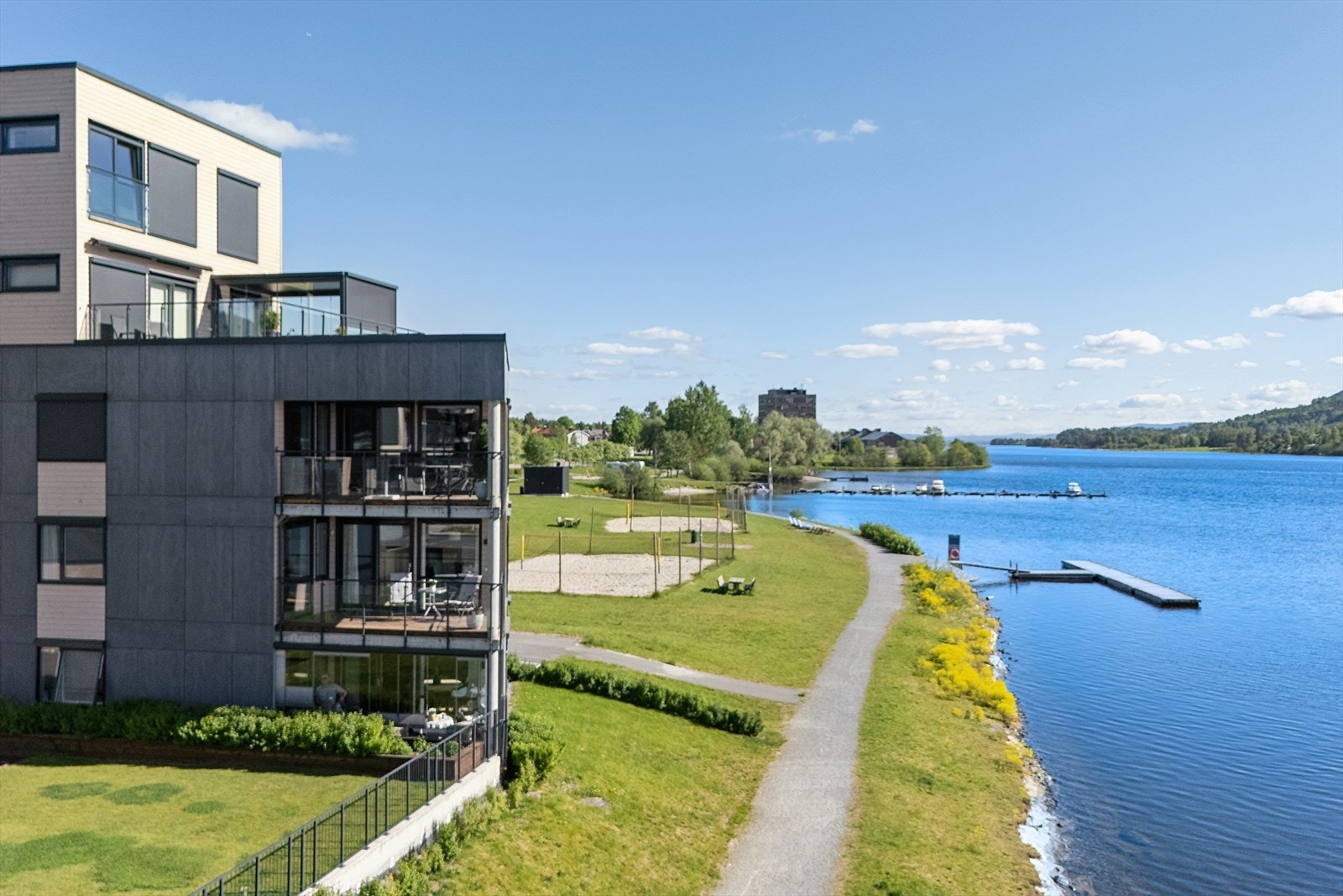 Her bor du ved vannkanten med umiddelbar nærhet til den nye sandstranden og badeplassen i Vikersund. Galleribilde