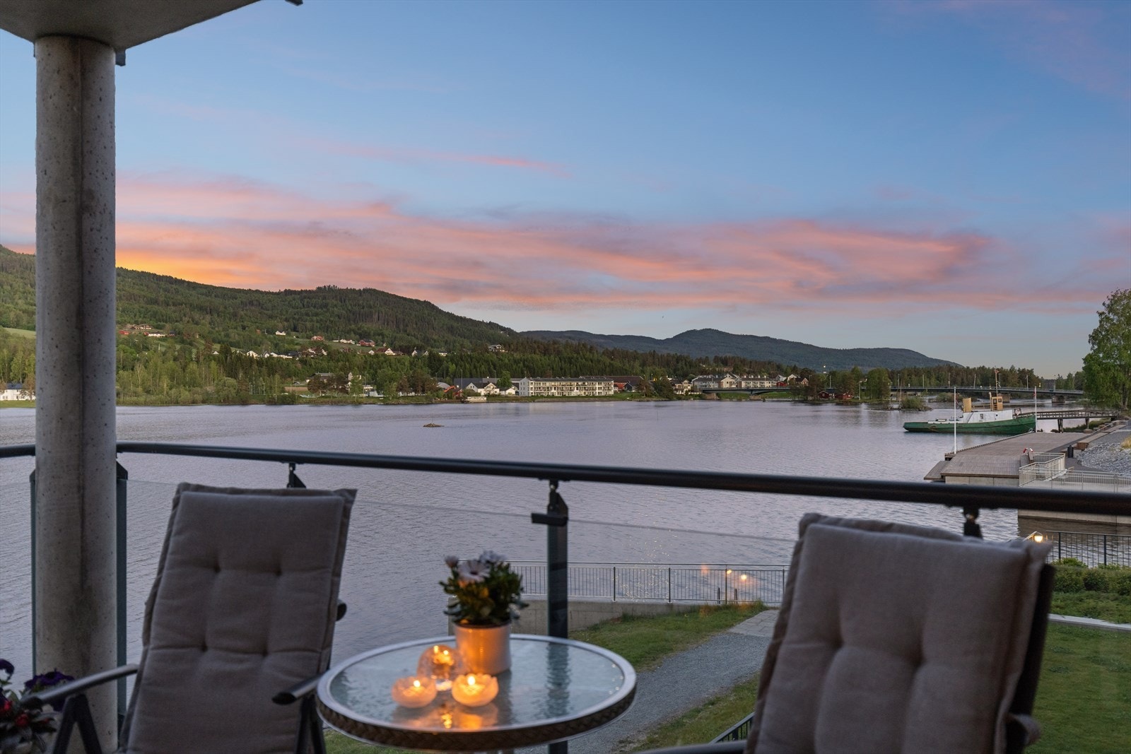 Vakker utsikt over Tyrifjorden fra leilighetens private uteplass. Galleribilde
