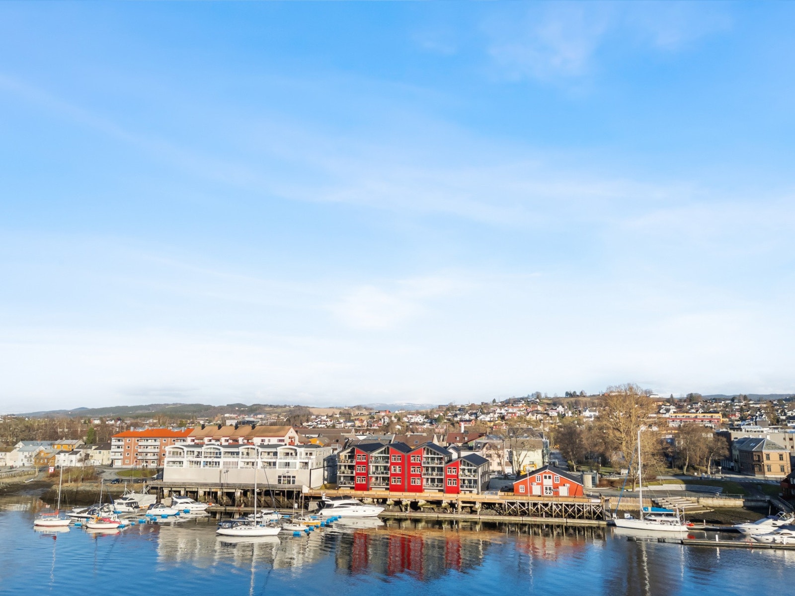 Leilighet beliggende i 2.etasje med fantastisk beliggenhet like ved bryggekanten. Galleribilde