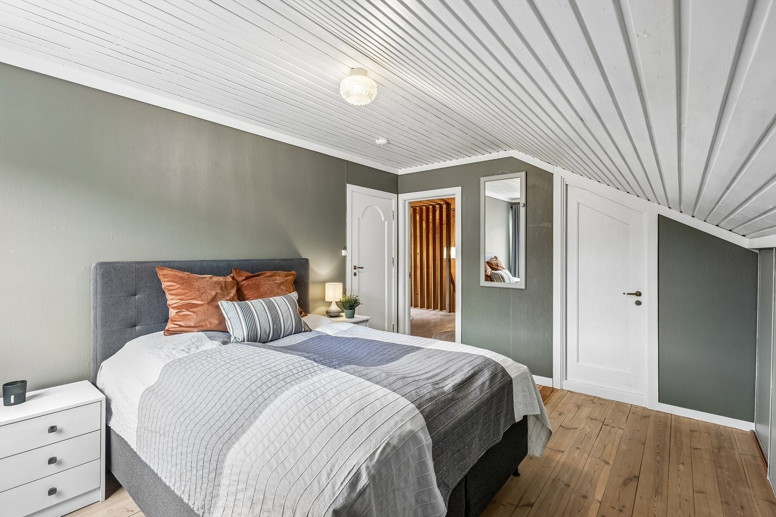 Boligen har tre soverom i loftsetasjen, alle med god plass til seng og møblement. Galleribilde