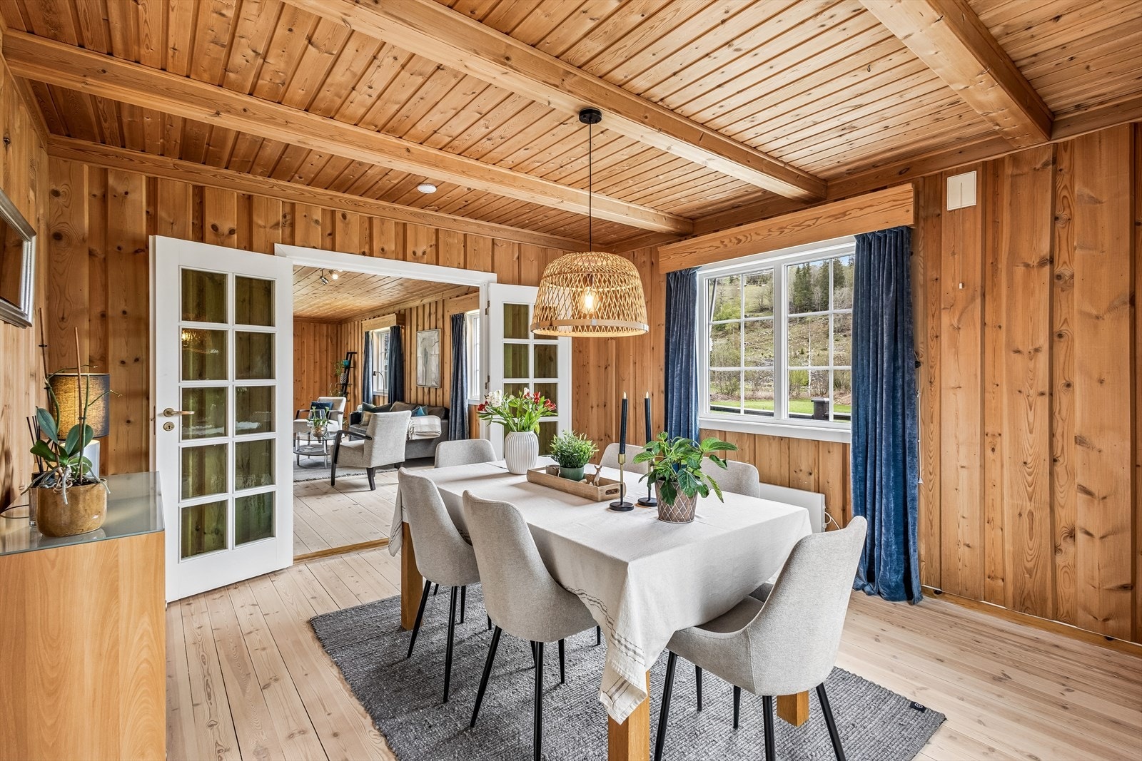 Fra spisestuen er det direkte adkomst til kjøkkenet, og dobbelt dører åpner inn mot stuen. Galleribilde