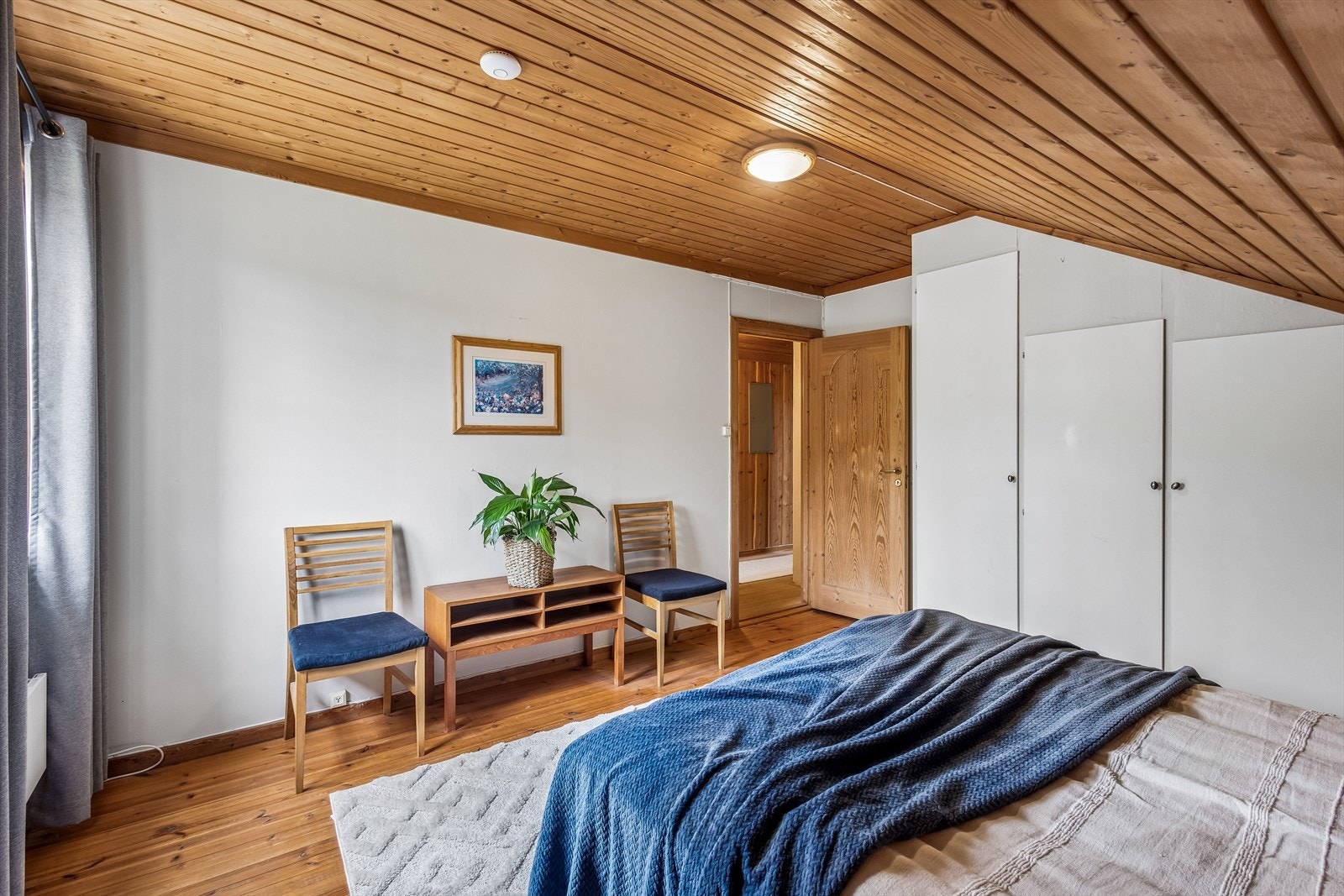 Garderobeskap er montert på flere av soverommene. Galleribilde