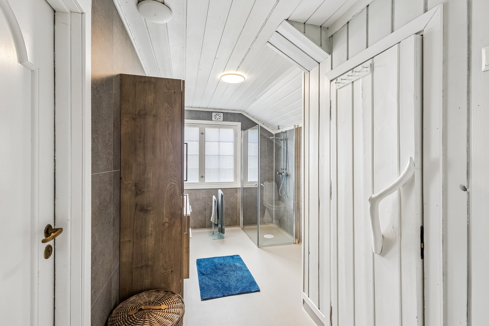 Badet i loftsetasjen ble modernisert i 2024 med nye overflater, innredning og rør-i-rør system. Galleribilde