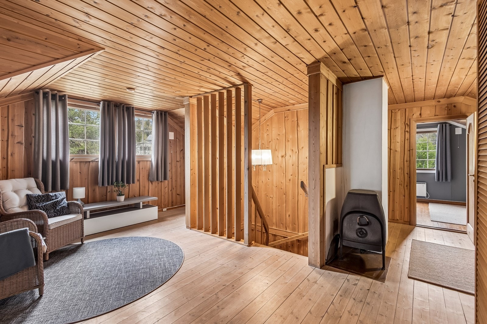 Loftstuen er et lunt og fleksibelt rom, med en vedovn som ekstra varmekilde. Galleribilde