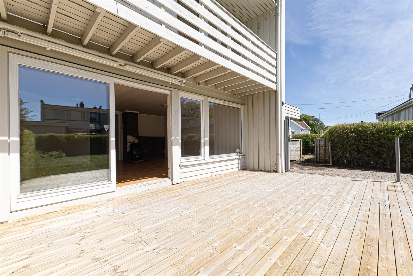 Nyere terrasse fra ca. 2023 med direkte utgang fra stuen Galleribilde