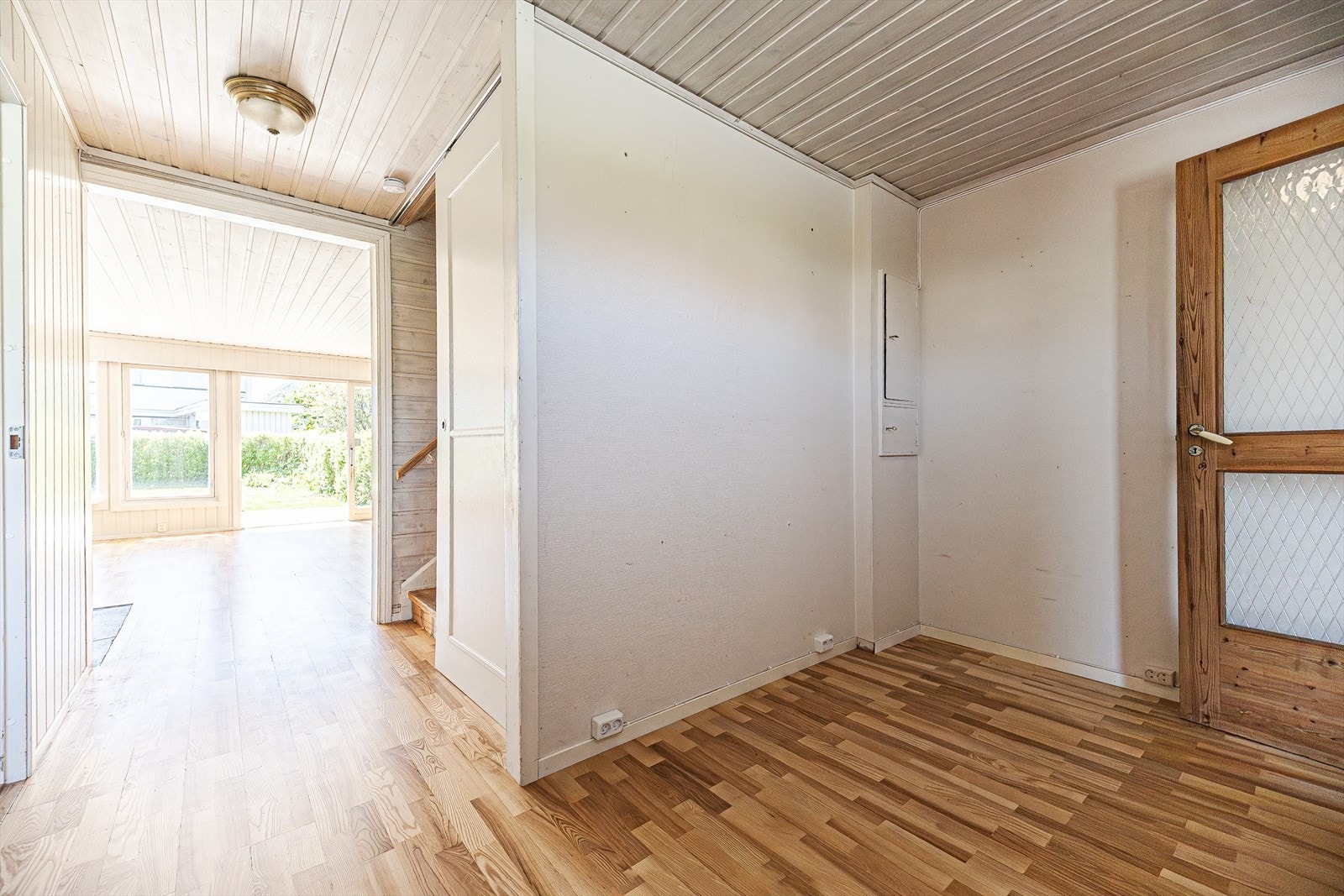 Fra gangen er det åpen siktlinje mot stuen og uteområdet Galleribilde