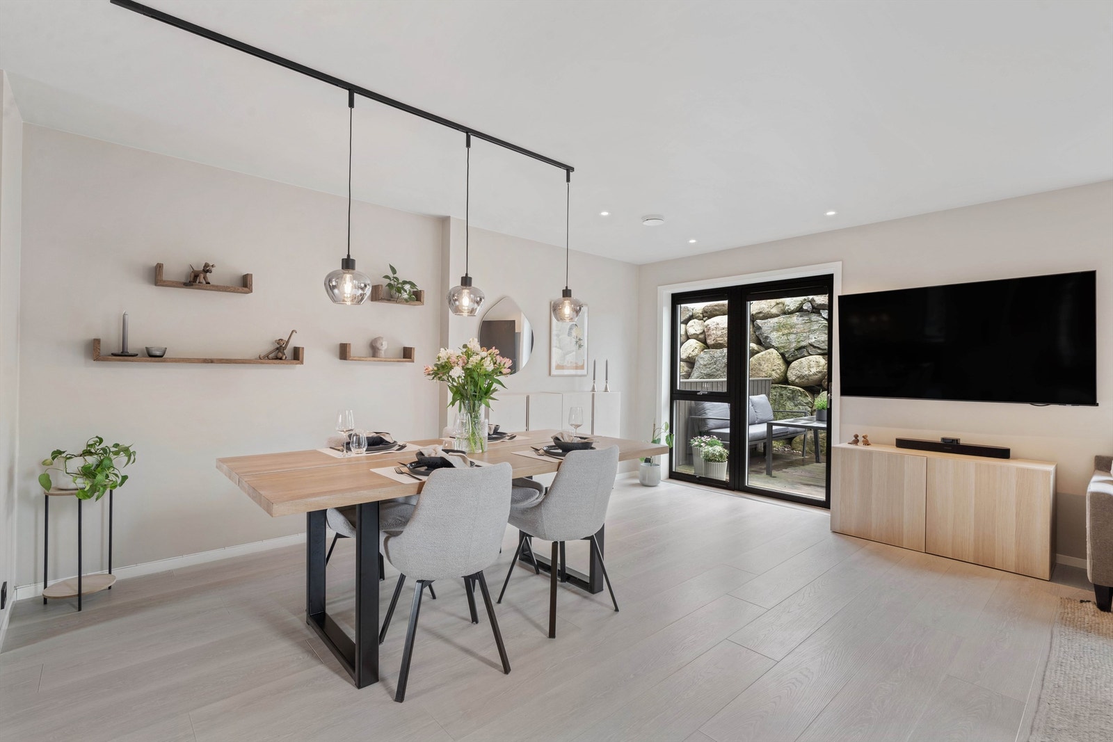 Fra stuen er det utgang til terrasse og hageområde som strekker seg rundt siden av boligen. Galleribilde