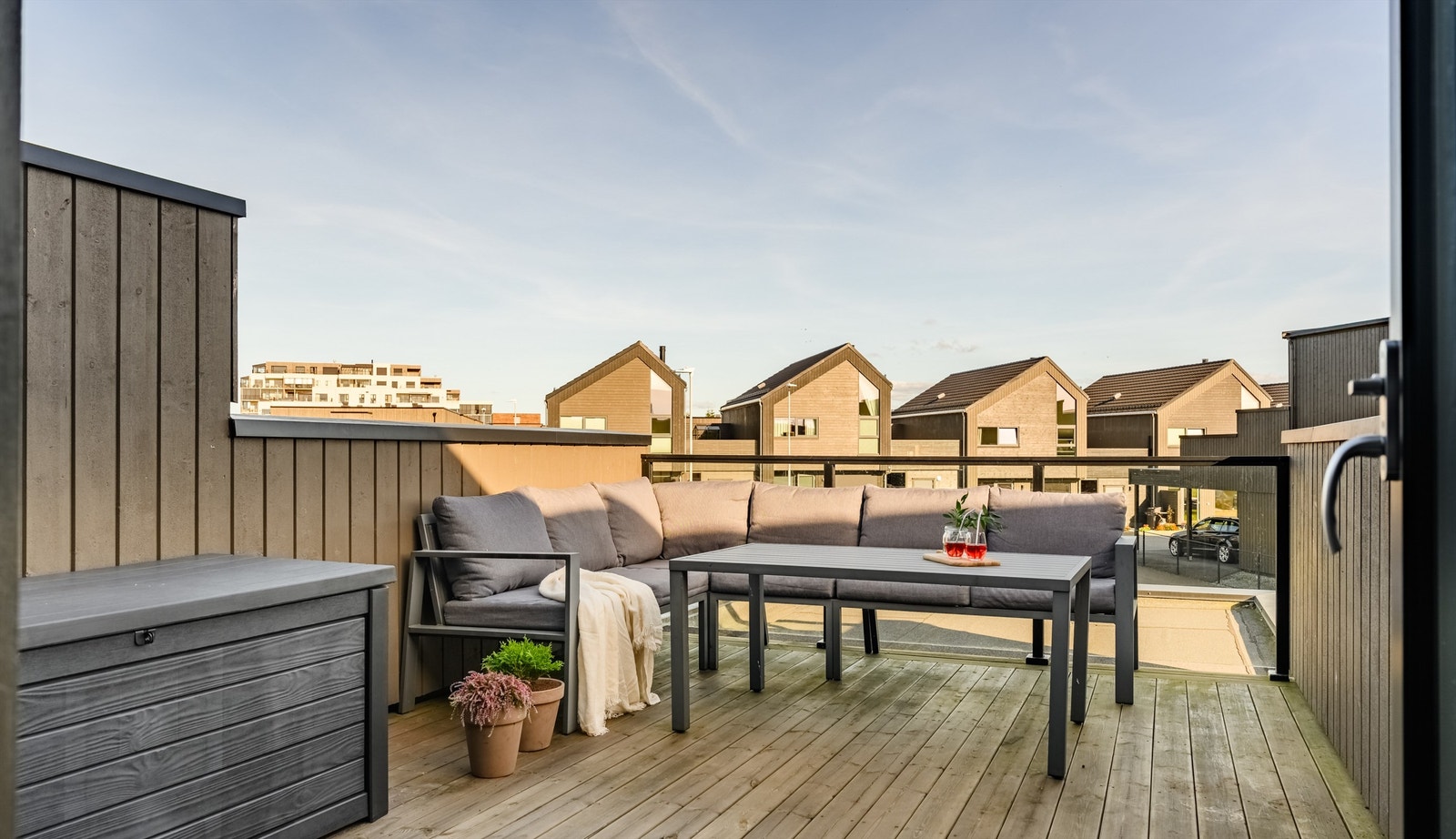 Takterrassen er en herlig, privat uteplass med god plass til en sofagruppe. Galleribilde