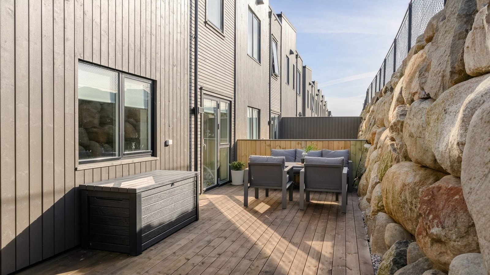 Terrassen er rammet inn av en solid steinmur og har rikelig med plass til utemøbler. Galleribilde