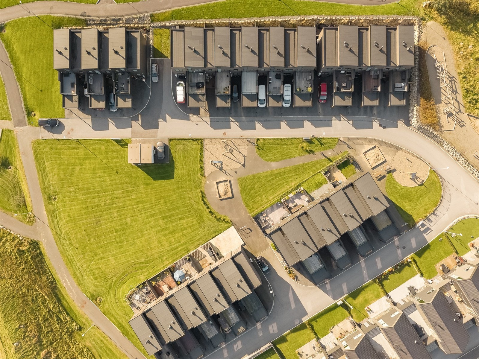 Området er preget av nyere bebyggelse og er bundet sammen av bilfrie gangstier. Galleribilde