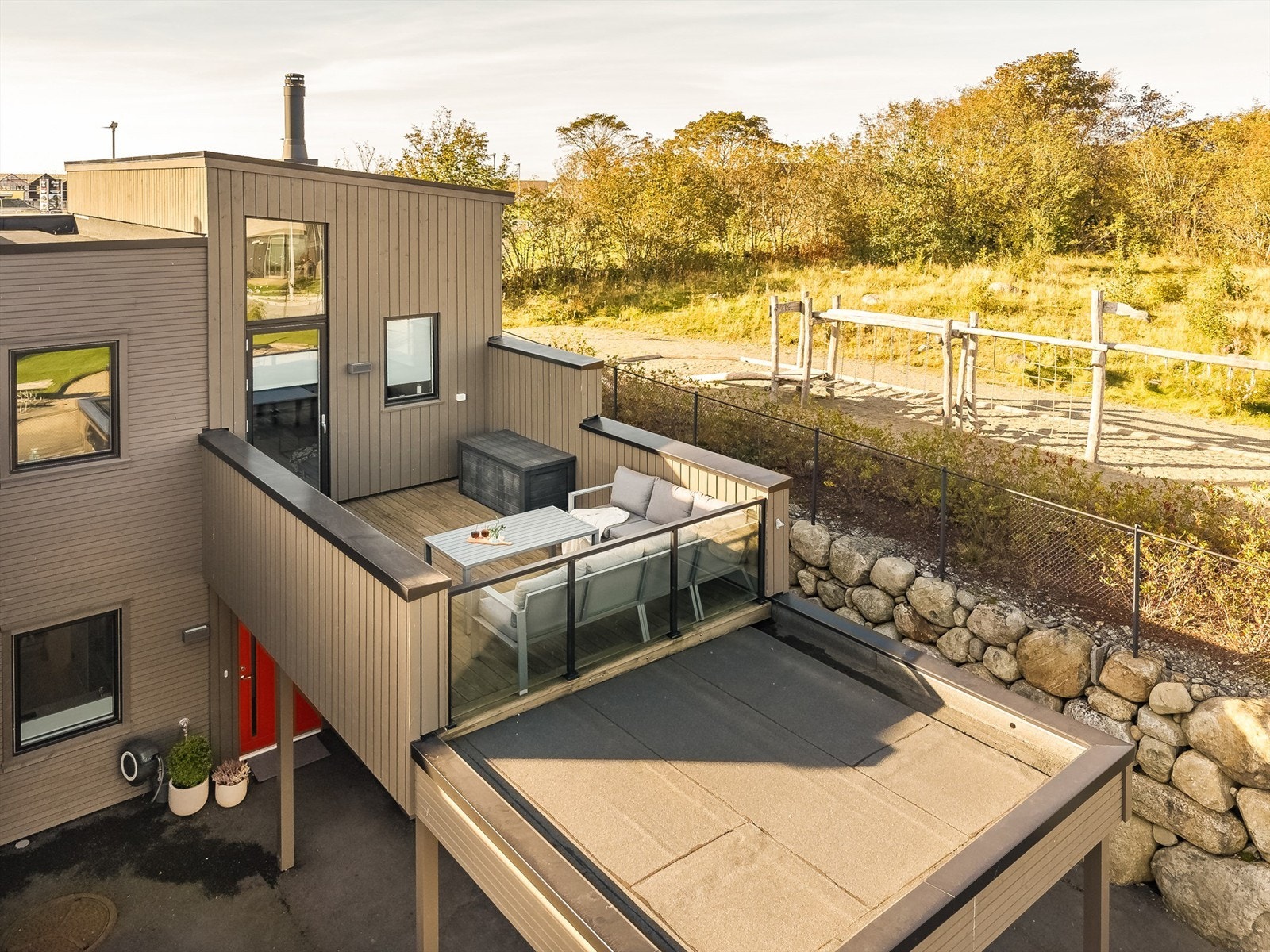 Takterrassen er plassert over carporten, med enkel adkomst fra loftstuen. Galleribilde