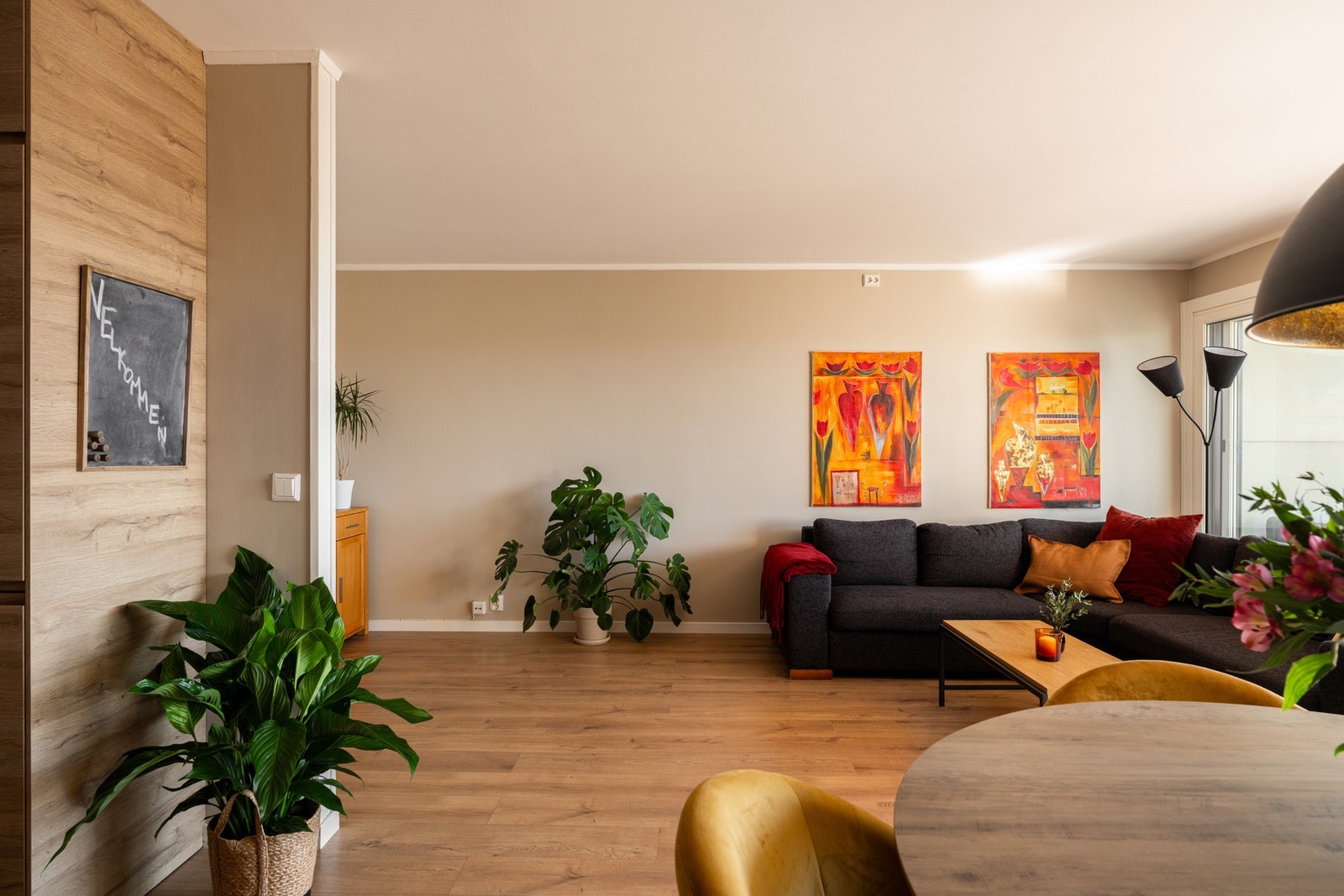 I stuen er det fine møbleringsmuligheter med god plass til sofaseksjon og tilhørende møblement, samt rom for spisebord. Galleribilde