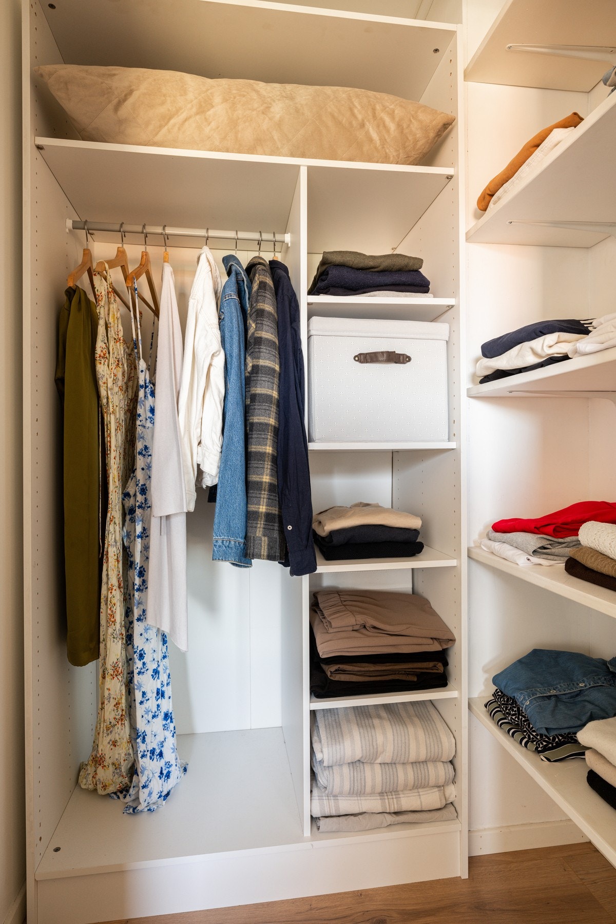 Walk-in-closet. Galleribilde