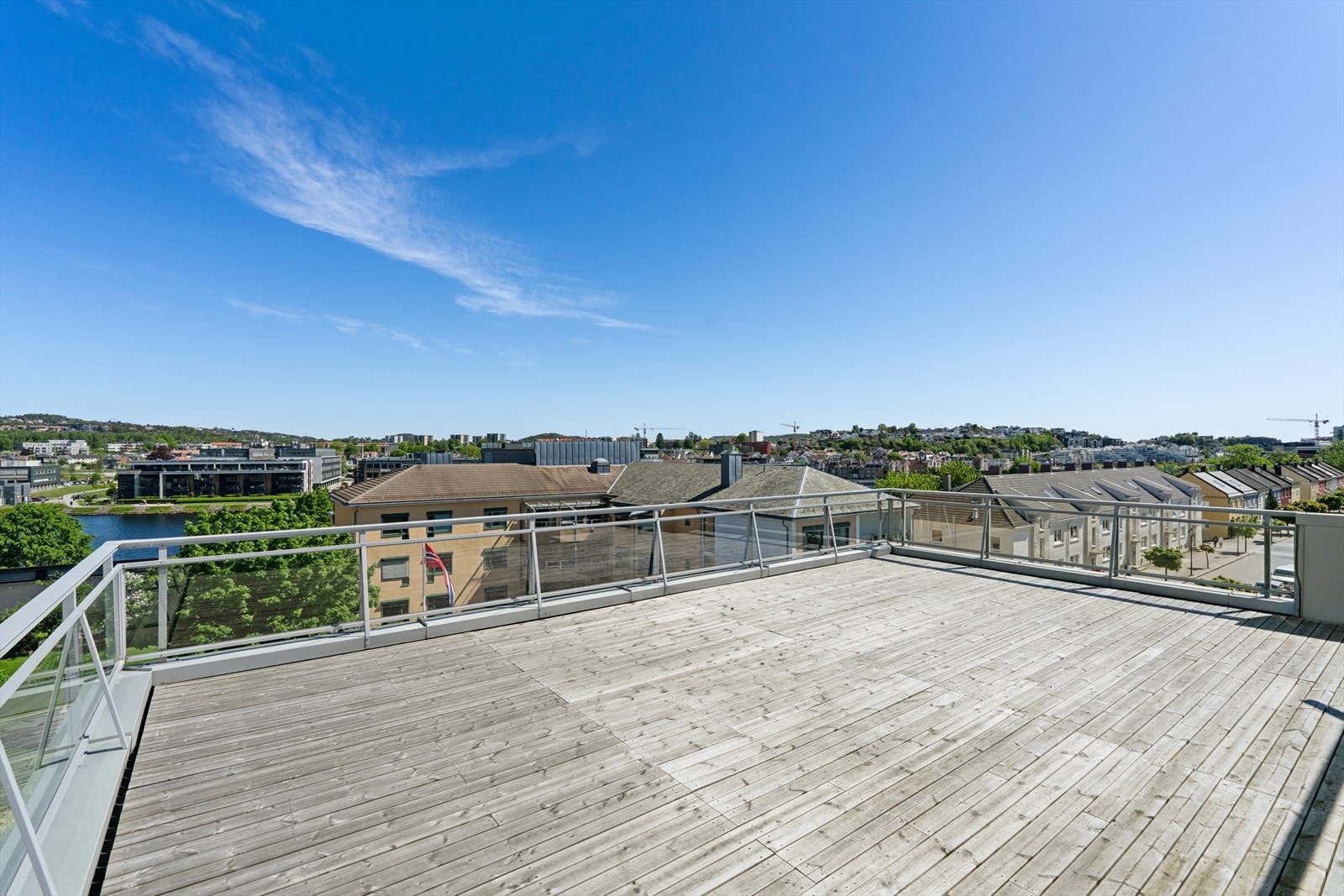 Her kan lange sommerdager nytes - Stor, felles takterrasse med enkel adkomst via heis. Meget gode solforhold og flott utsikt over Kvadraturen. Galleribilde