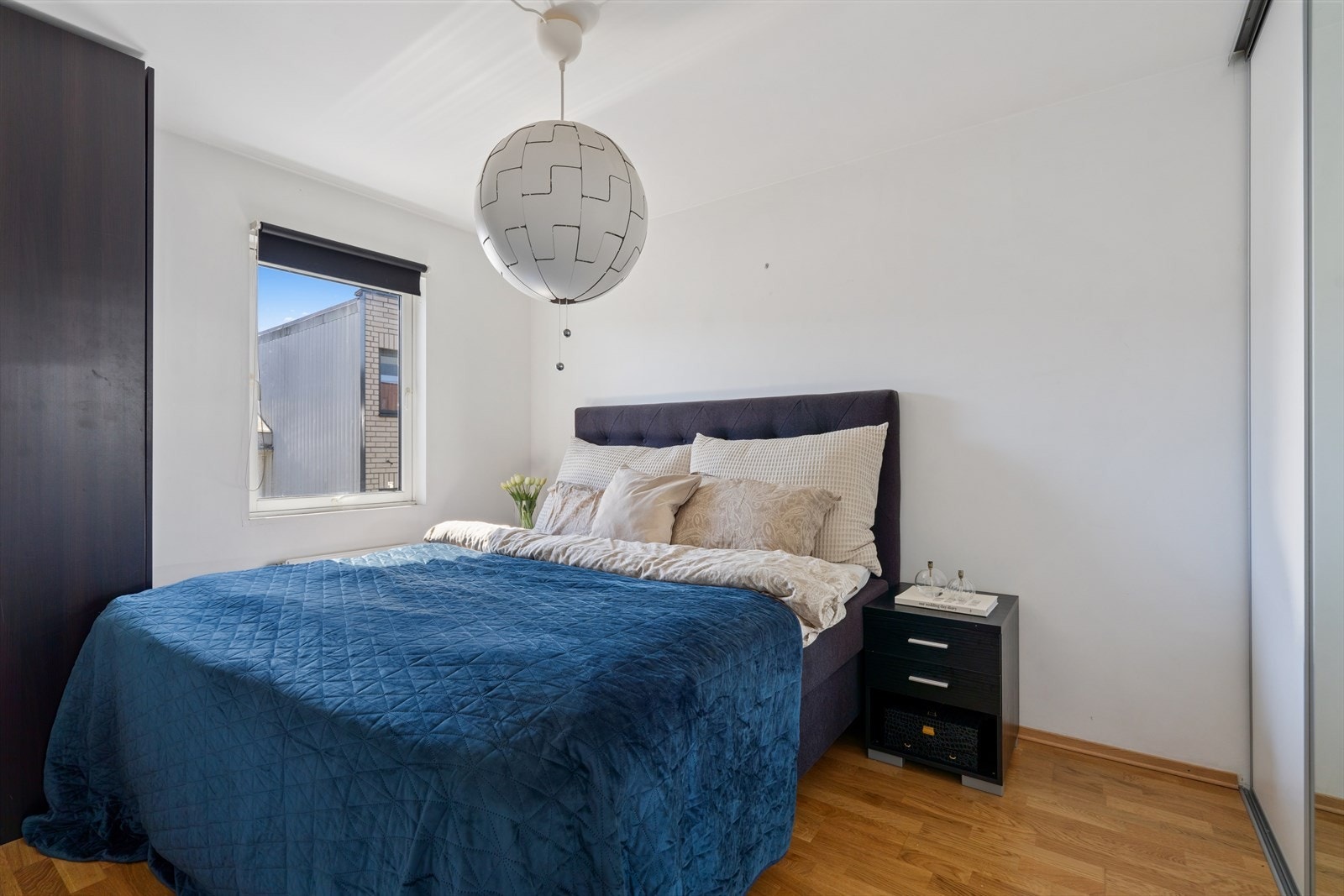 Soverommet er romslig, vendt mot rolig bakgård og har praktisk skyvedørsgarderobe, Galleribilde
