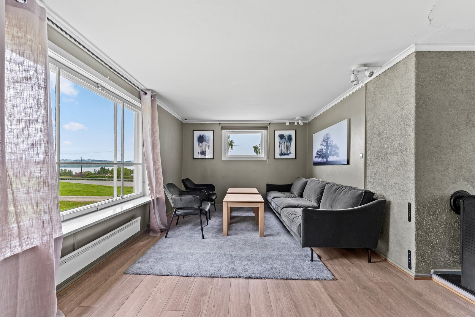 Store vindusflater som gir rikelig med naturlig lys og fin utsikt. Galleribilde