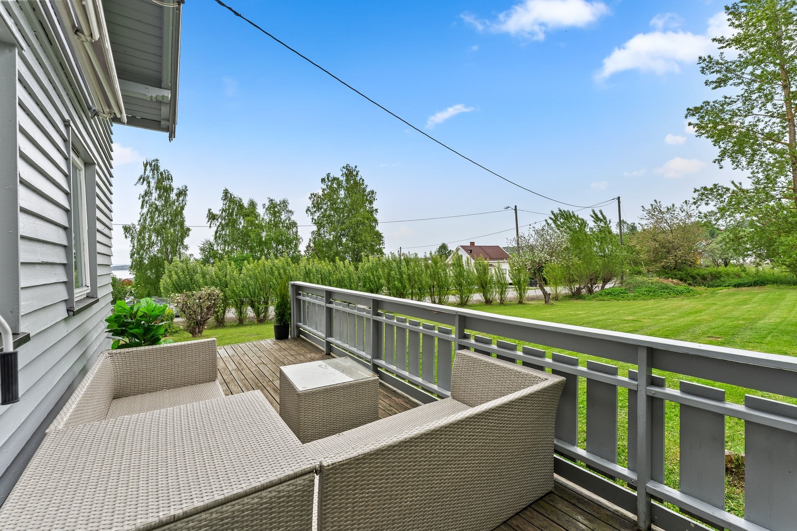Terrasse med god plass til utemøbler og hyggelige stunder utendørs. Galleribilde