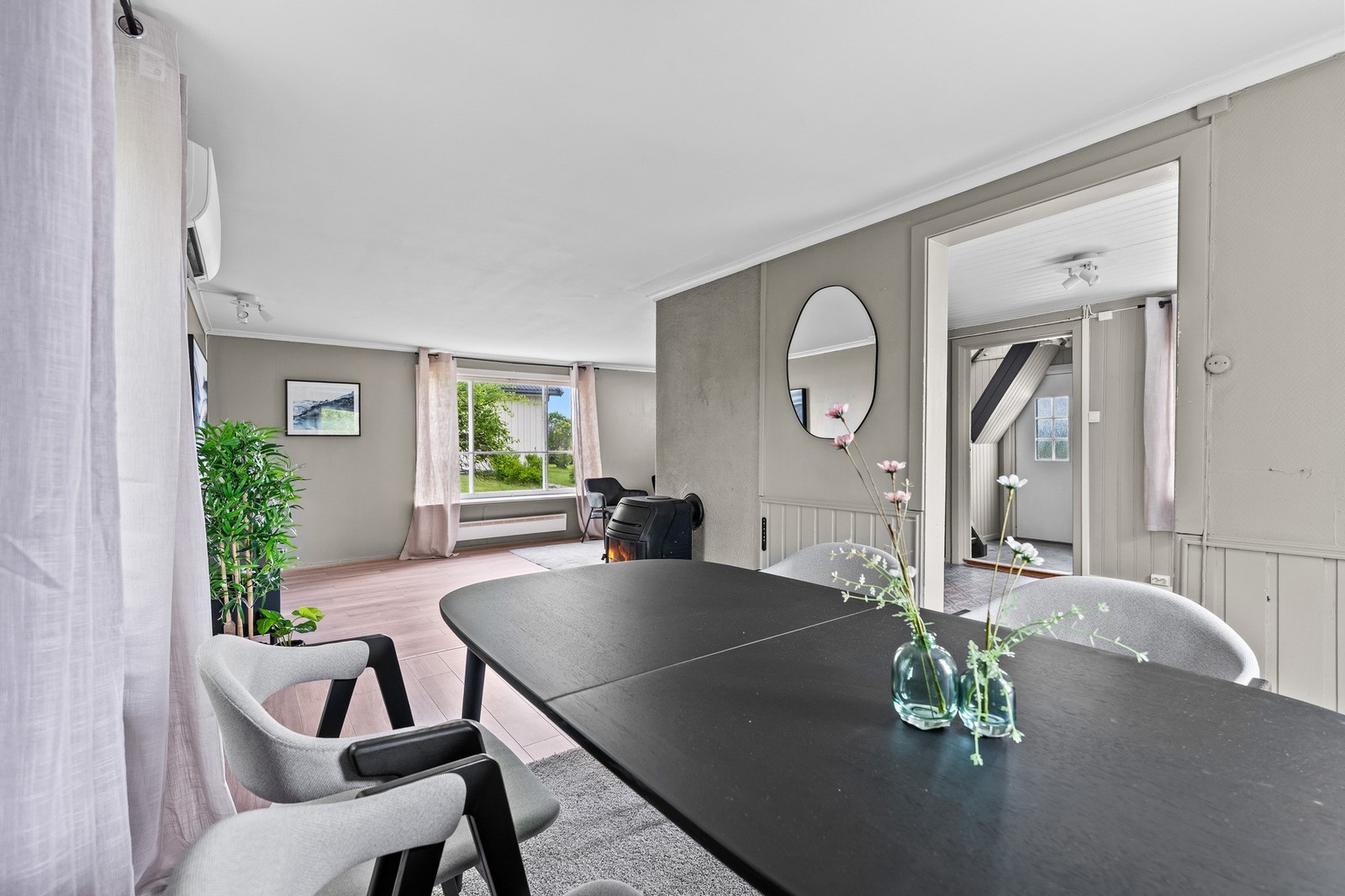 Fra spiseplassen er det enkel adkomst til kjøkkenet, noe som gir en praktisk og sosial planløsning. Galleribilde