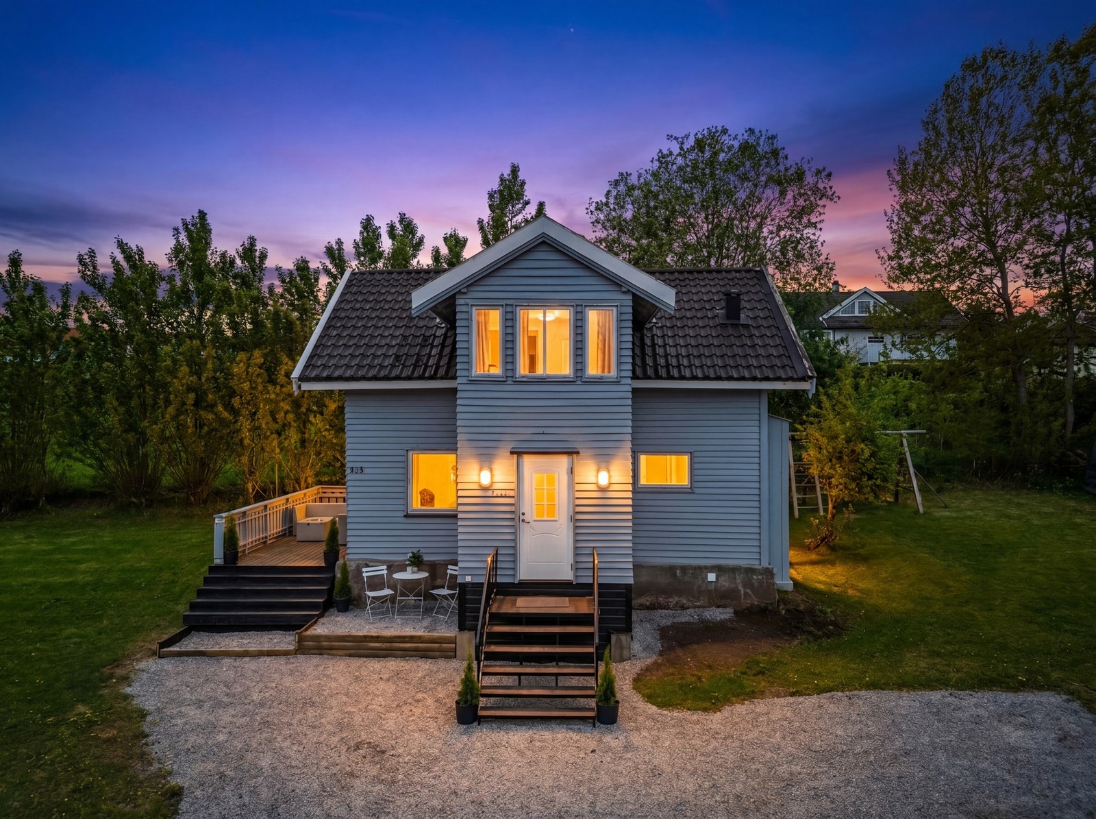 Boligen har et tiltalende uttrykk og ligger fint til på tomten. Galleribilde