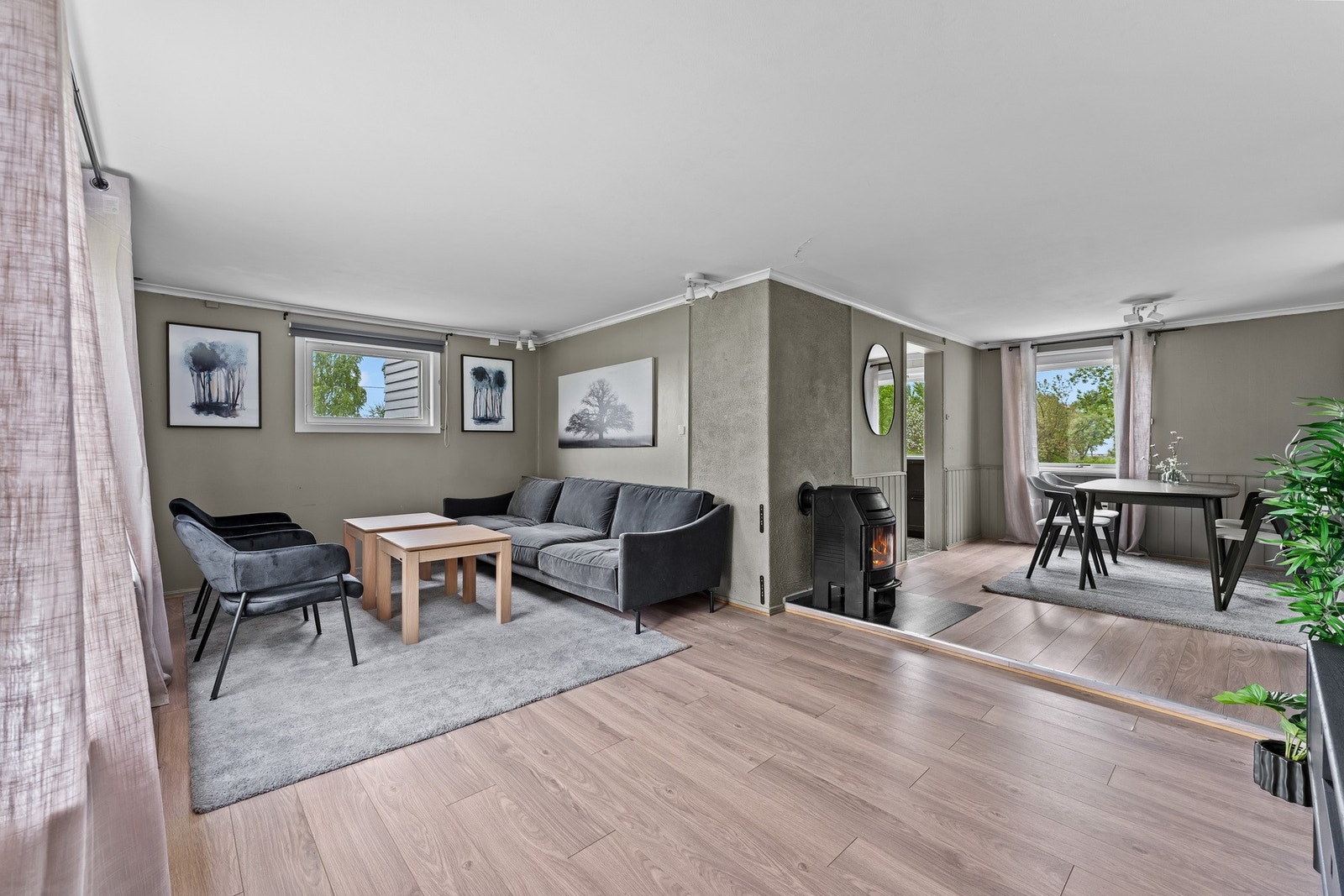 Innbydende oppholdsrom med moderne fargevalg, og god plass til både sofagruppe og spisebord. Galleribilde