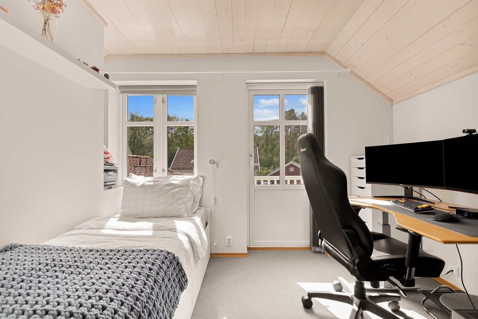 Fra dette soverommet har du utgang til en liten veranda med kveldssol. Galleribilde