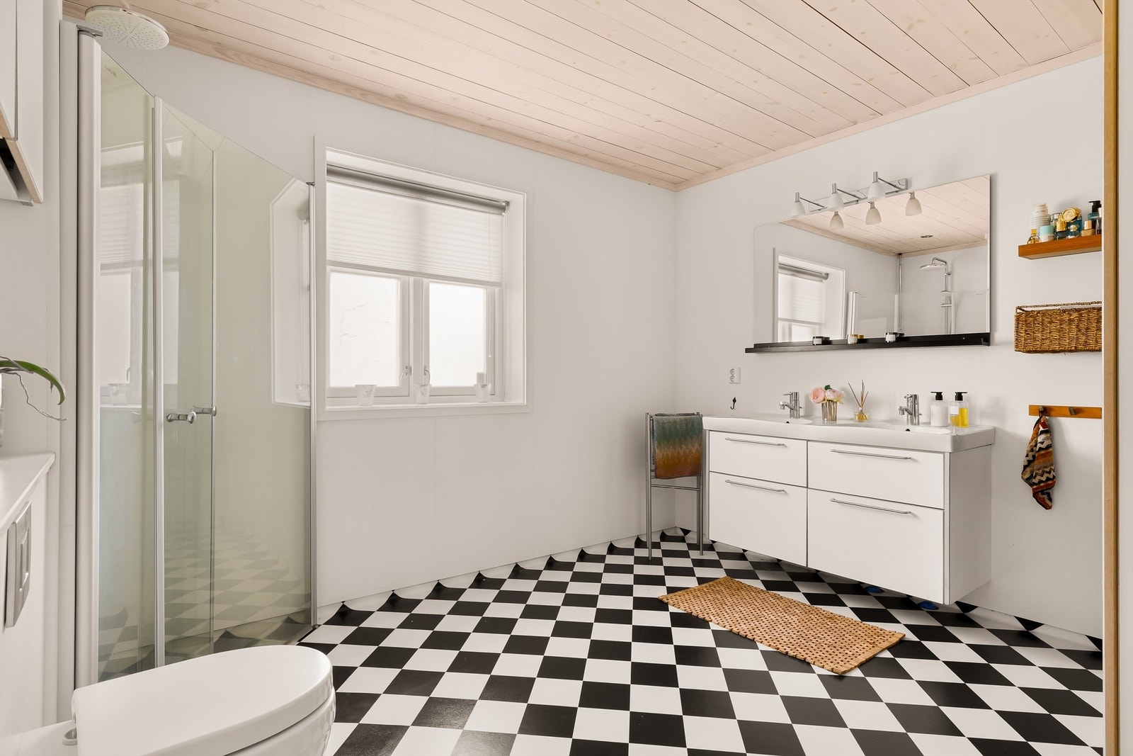 Hovedbadet har wc, 2 servanter i sekjson, dusj og badstue. Galleribilde