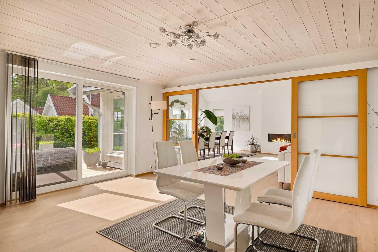 Spisestue med tilknytning til stue, kjøkken og terrasse. Galleribilde