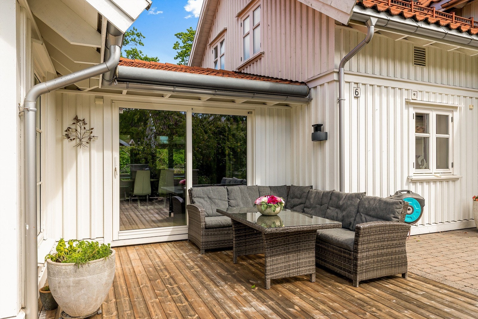 I denne delen av terrassen ut for spisestue er det også terrassemarkise. Galleribilde
