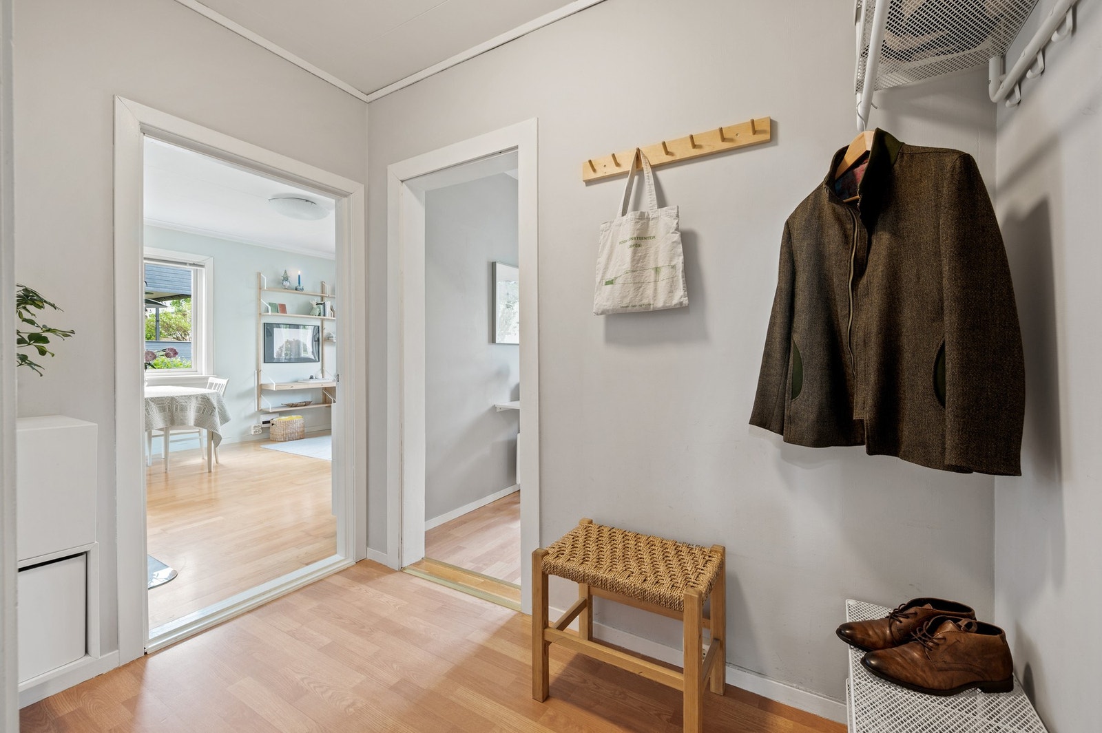 Innbydende inngangsparti med god plass til å henge fra seg sko og yttertøy. Galleribilde