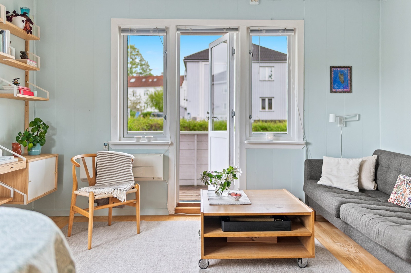 Leiligheten ligger i en høy 1. etasje med begrenset innsyn. Fra stuen har du direkte utgang til balkongen, som videre leder til markterrassen og din private del av hagen. Galleribilde