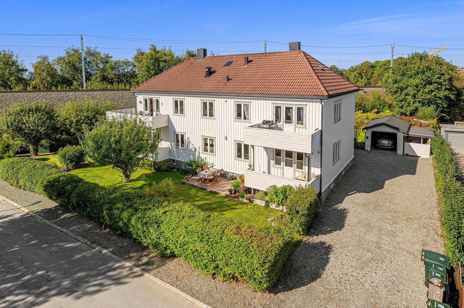 Leiligheten disponerer 1 parkeringsplass vedsiden av søppelbøttene. Galleribilde