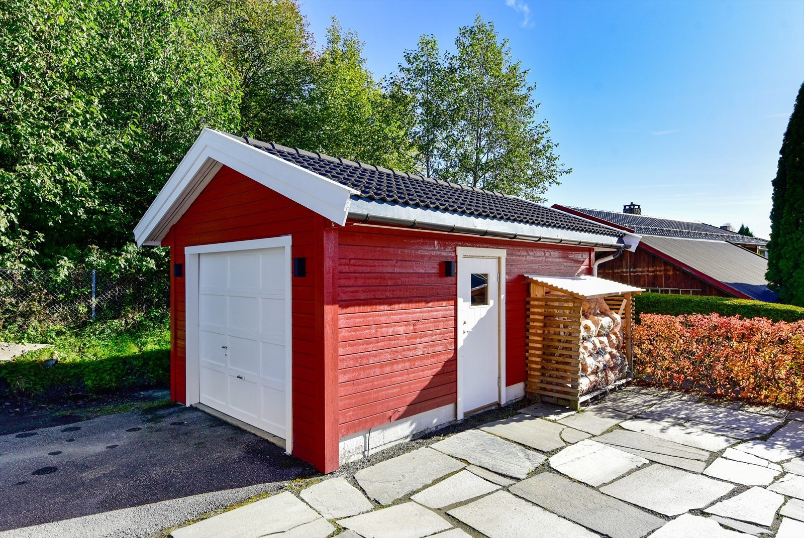 Frittstående garasje på 19 m² med leddport og innlagt strøm. Galleribilde