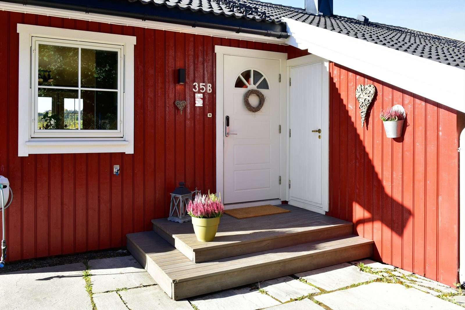 Inngangspartiet er delvis overbygget og har en utvendig bod. Galleribilde