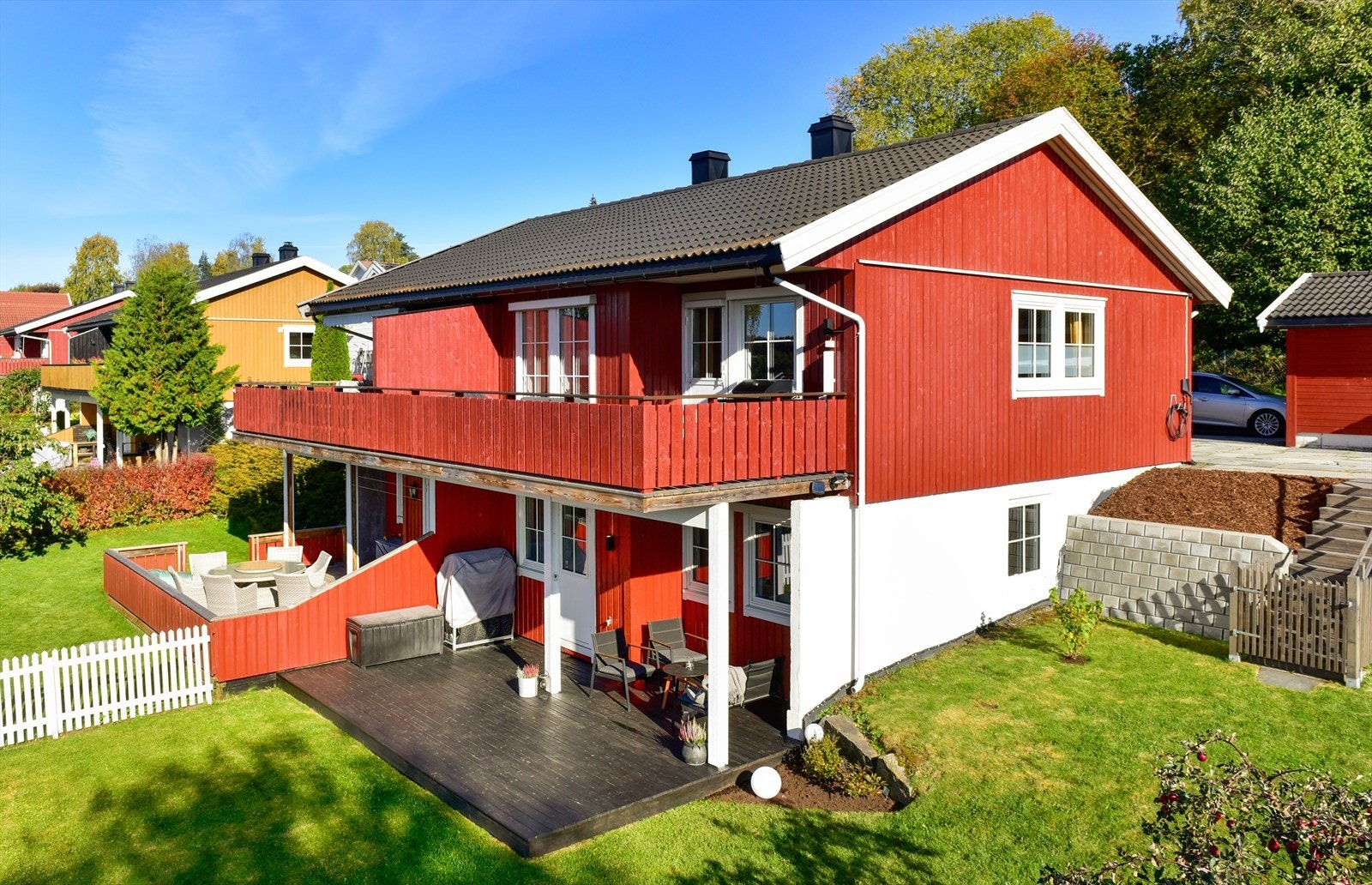 En familievennlig halvpart av tomannsbolig med frodig hage og solrike uteplasser over to plan. Galleribilde