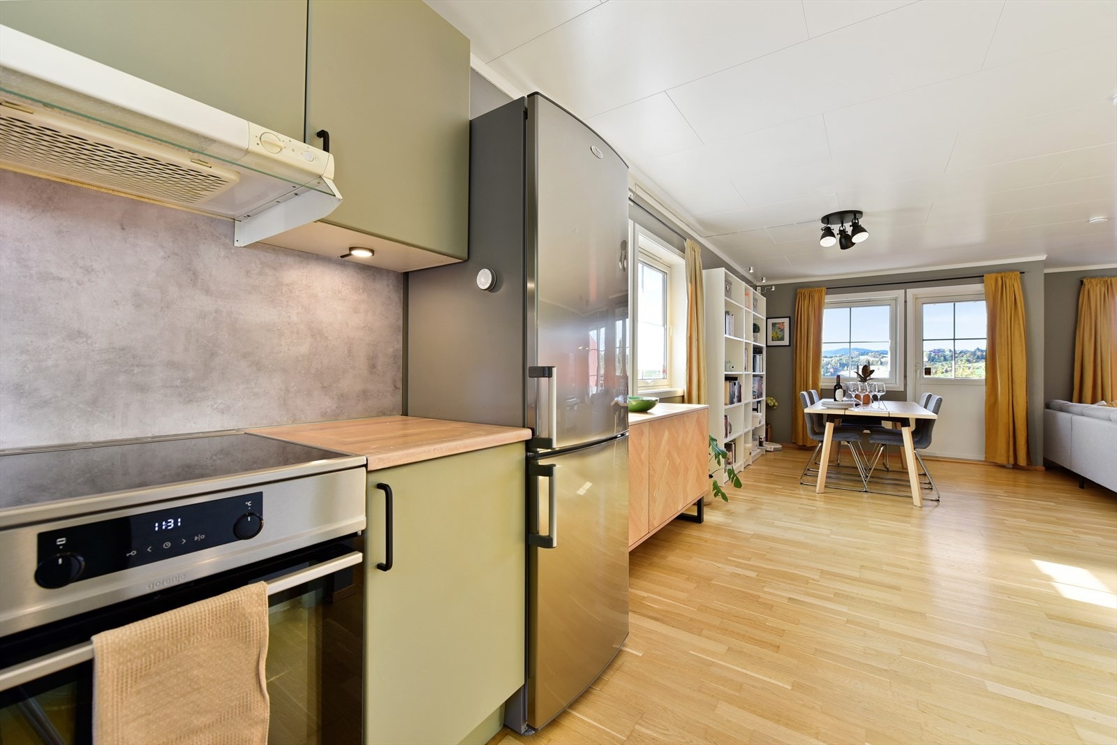 Det er avsatt plass til frittstående hvitevarer, og kjøkkenviften har avtrekk ut. Galleribilde