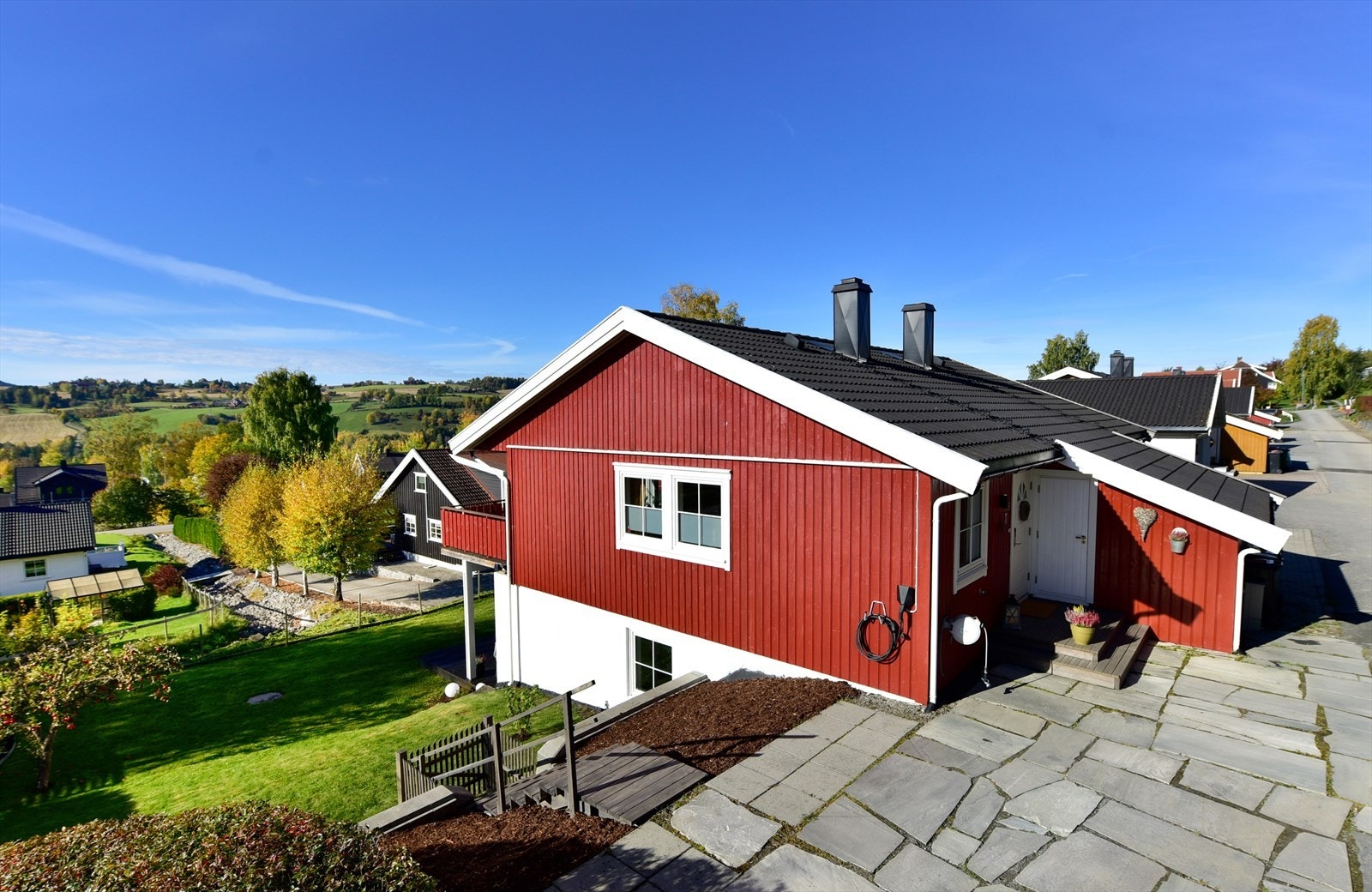 Boligen ligger høyt og fritt med gode solforhold. Galleribilde