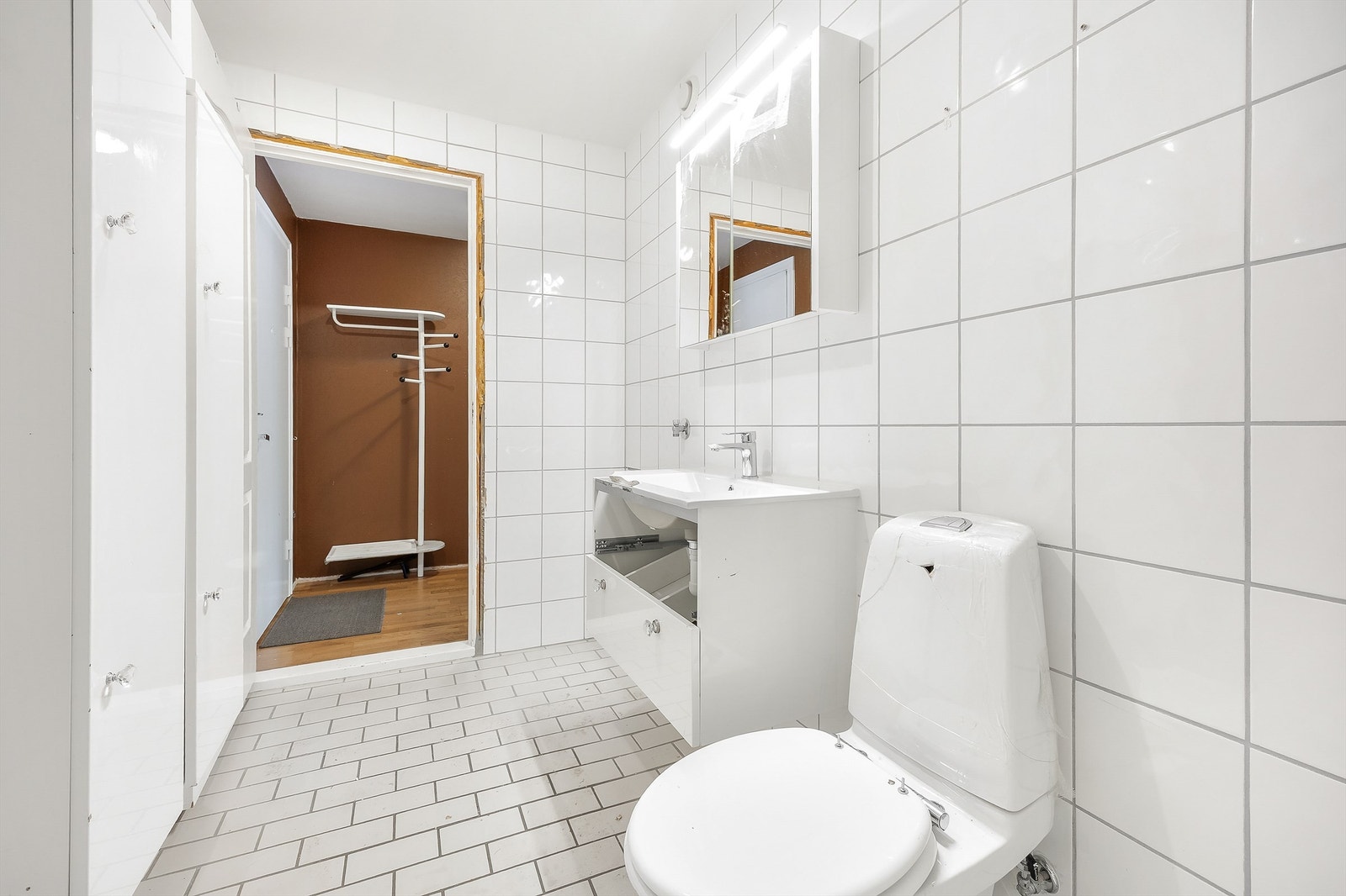 Badet er fra byggeåret og har opplegg for vaskemaskin. Galleribilde